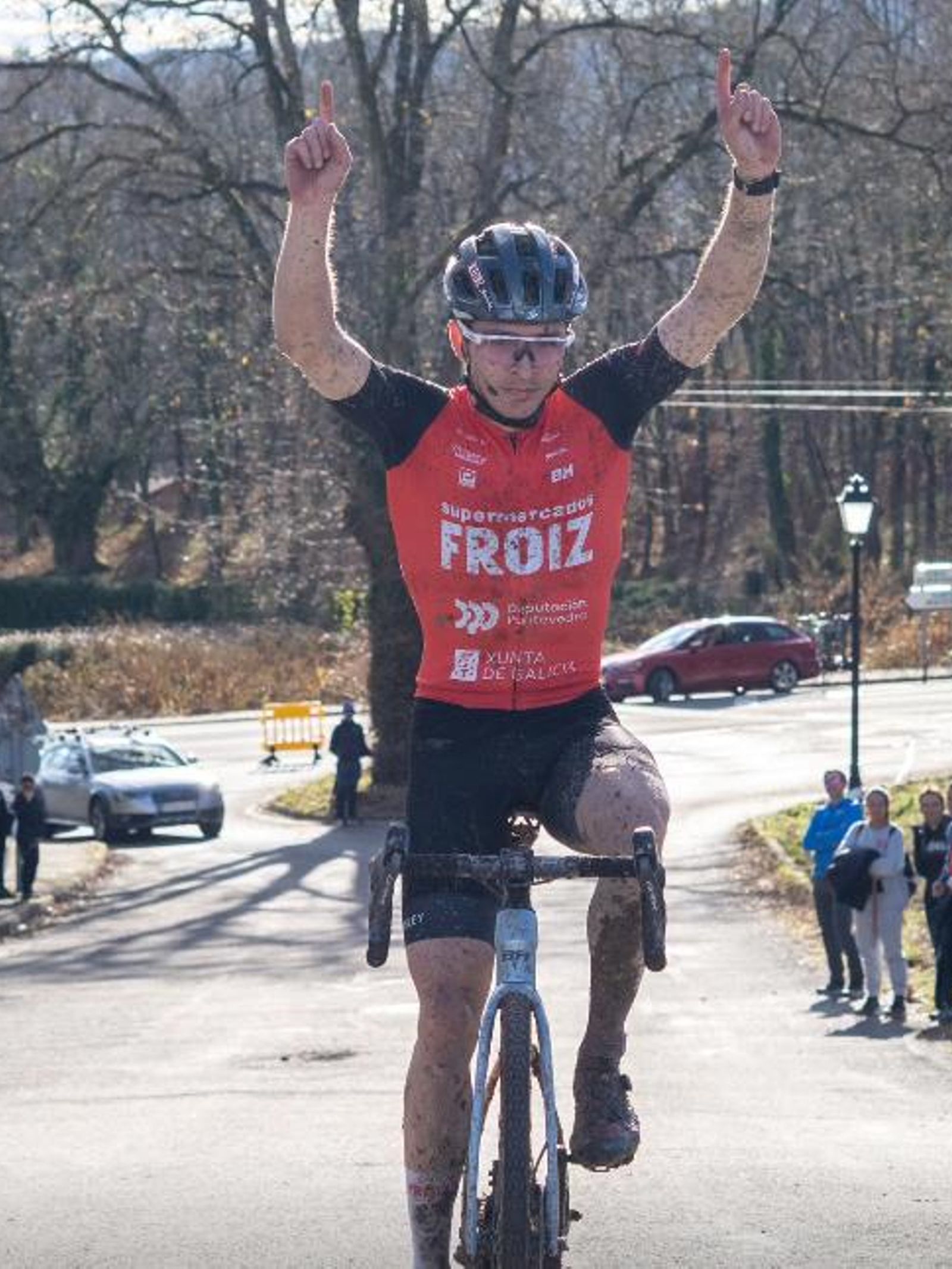 Miguel Rodríguez levantou os brazos en Maceda para levarse o Galego de ciclocróss.