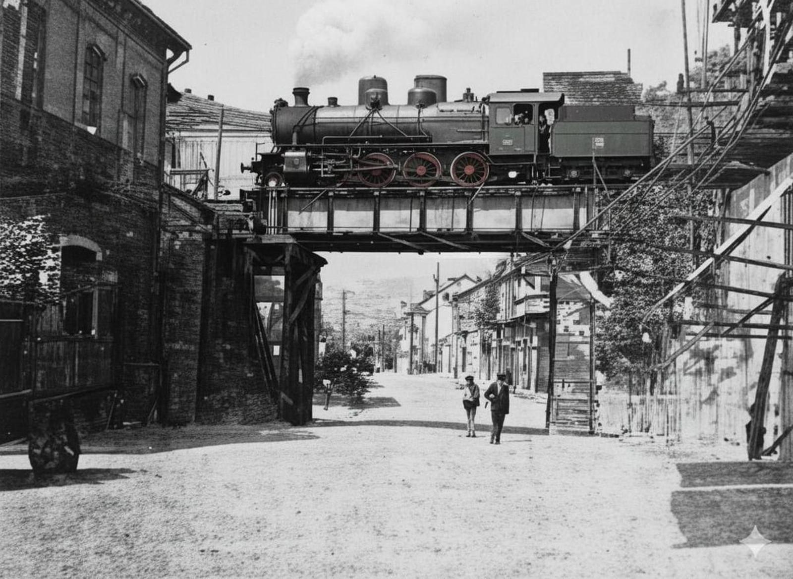 1943 la vía del tren cruzaba la Avenida das Caldas.
