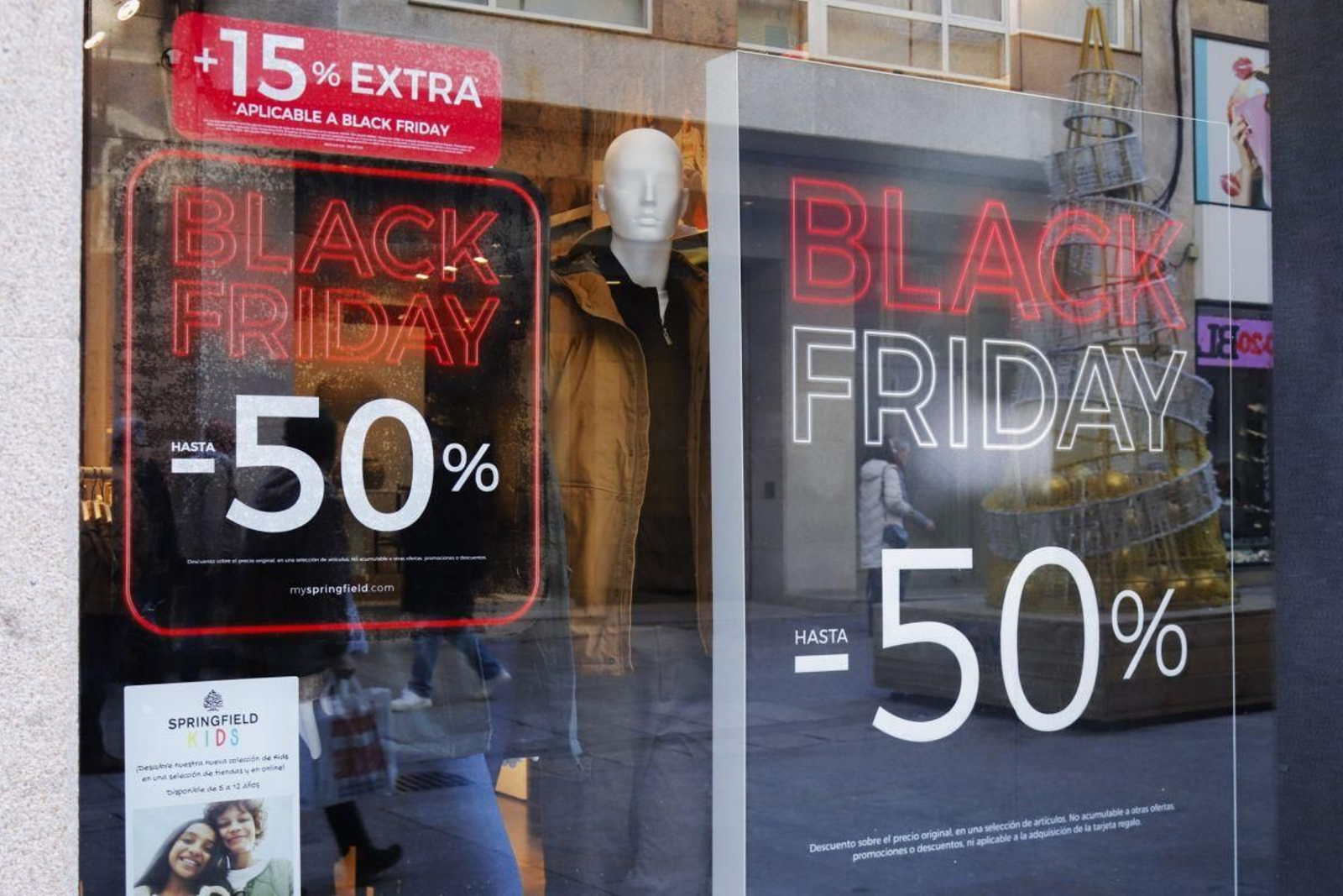 Los descuentos alcanzan el 50% en algunos establecimientos de la calle Príncipe.