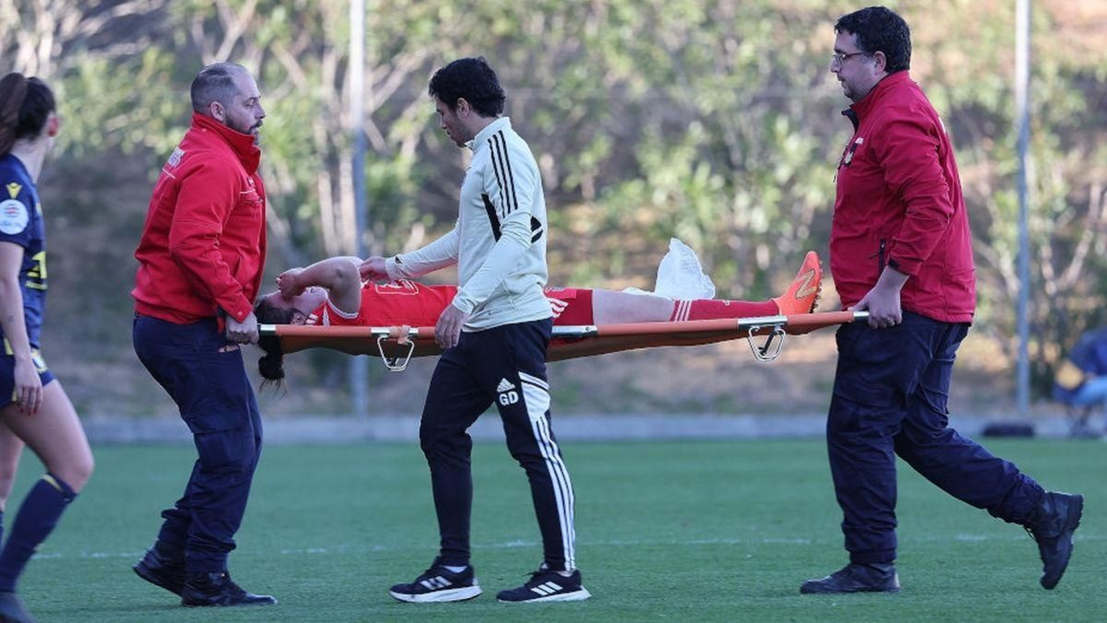 Pauleta sale del campo entre lágrimas el pasado miércoles.