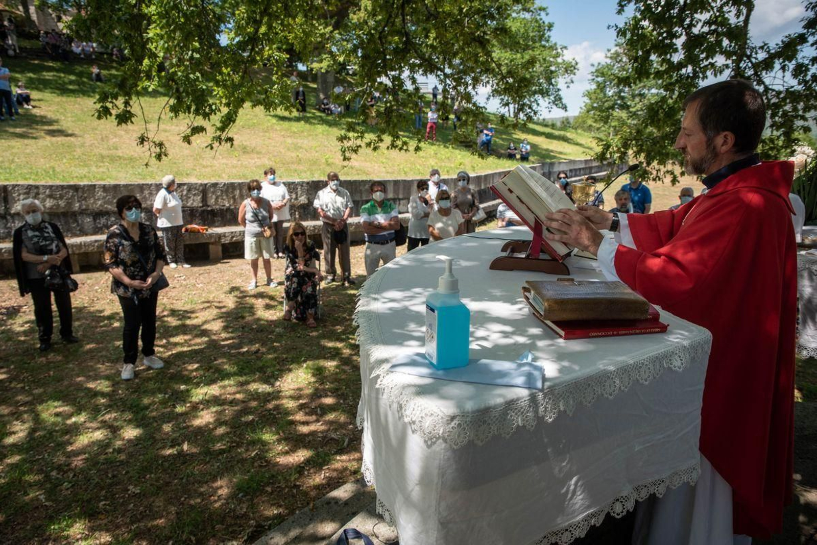 Misa al aire libre en el santuario de O Viso, en Lobeira, celebrando la primera gran romería del año en la comarca. FOTO: ÓSCAR PINAL