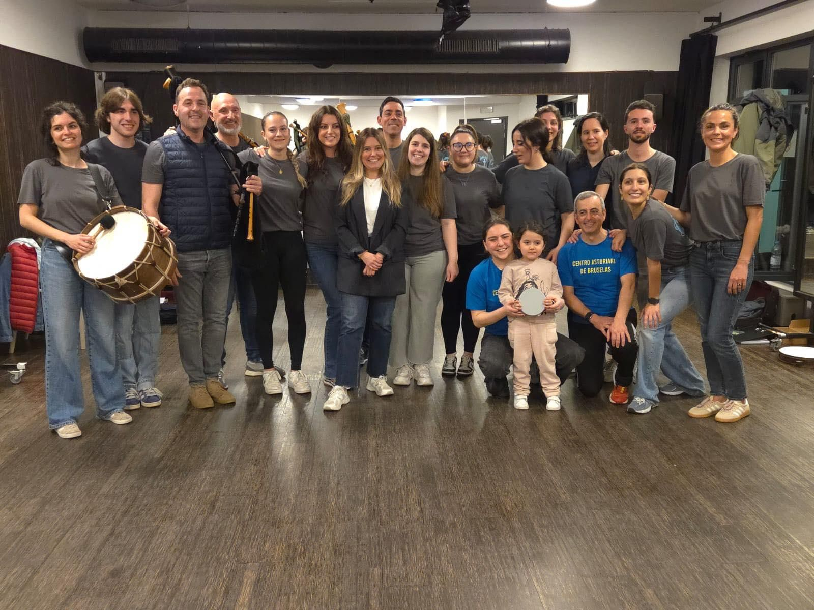 La directora general de Emigración, del gobierno de Asturias, Olaya Romano, se ha desplazado hasta Bruselas para participar en esta fiesta. Nada más llegar, se acercó al Centro Asturiano y siguió de cerca los ensayos  Asturiano.
