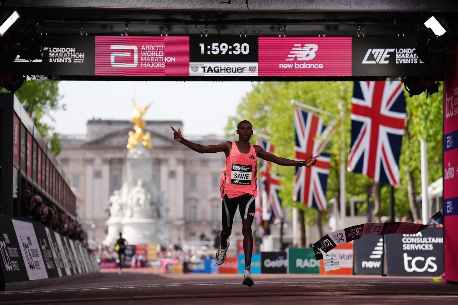 Sabastian Sawe cruza la meta de la maratón de Londres tras ser el primero en bajar de dos horas.