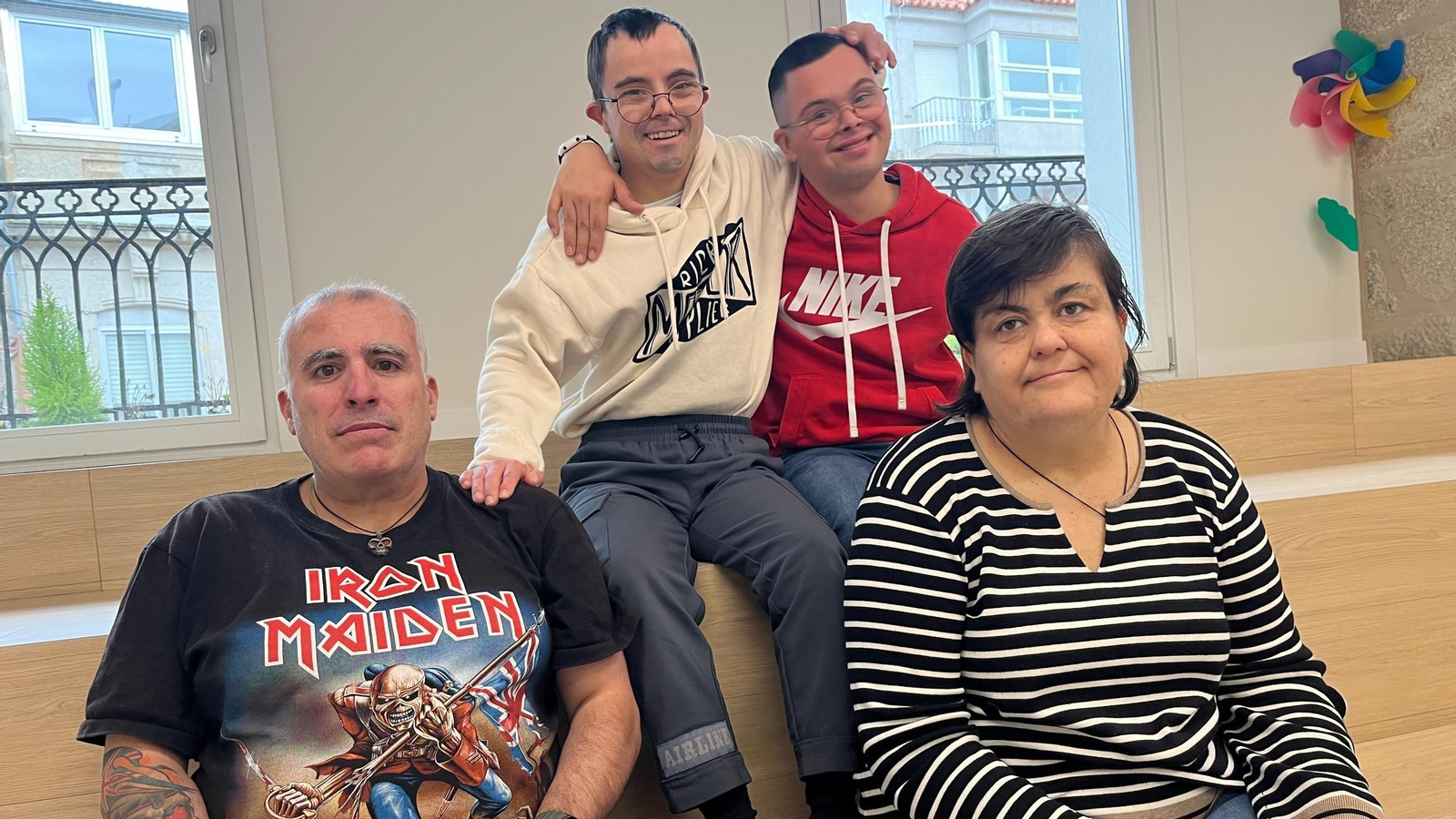 Arriba, Samuel, que trabaja en Taco Bell y Antón, en Milongas. Abajo, Fernando, en McDonalds Gran Vía e Iria, en Atendo Calidade.