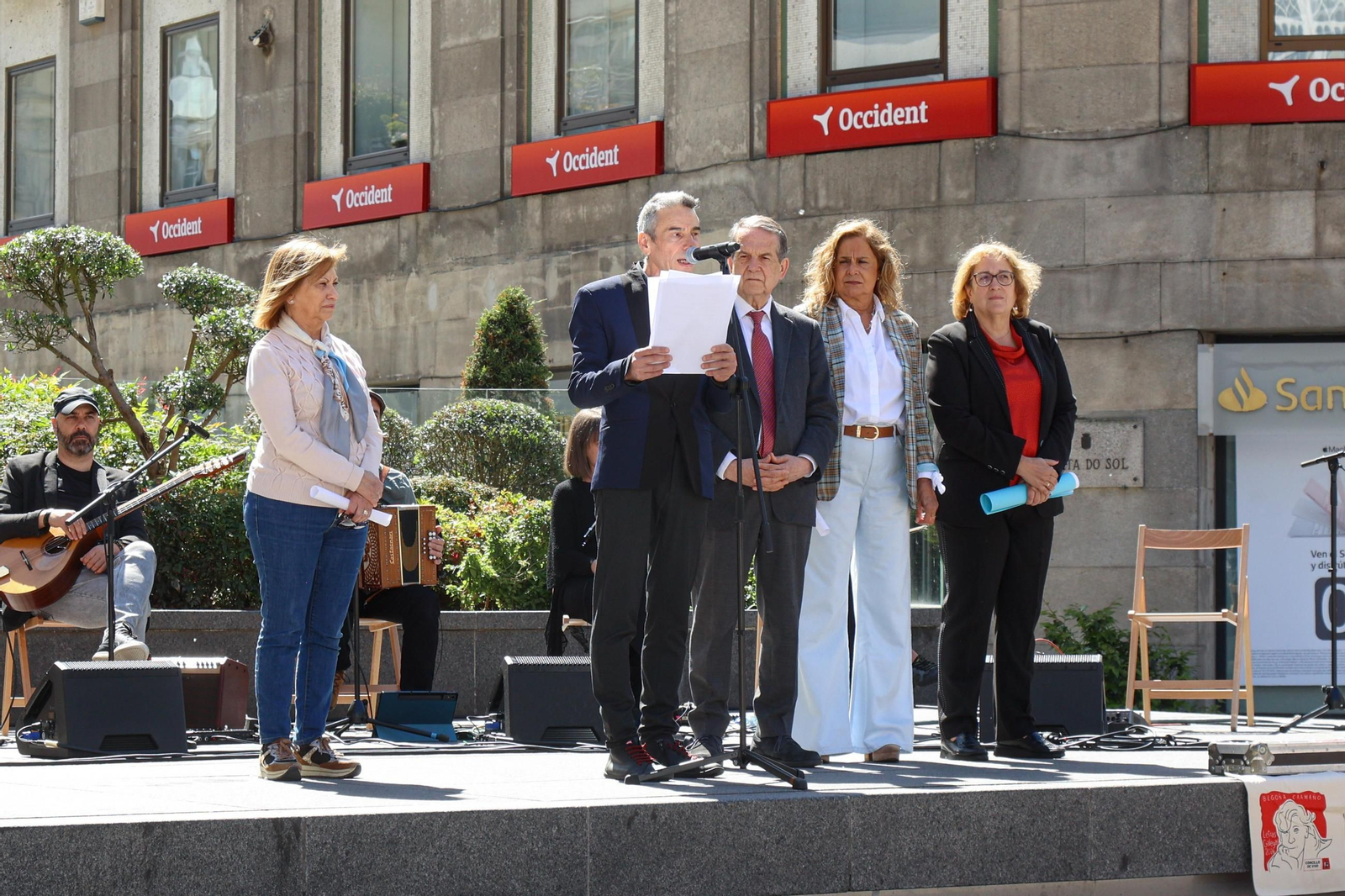 Galería | Begoña Caamaño es homenajeada en la Porta do Sol por las Letras Galegas