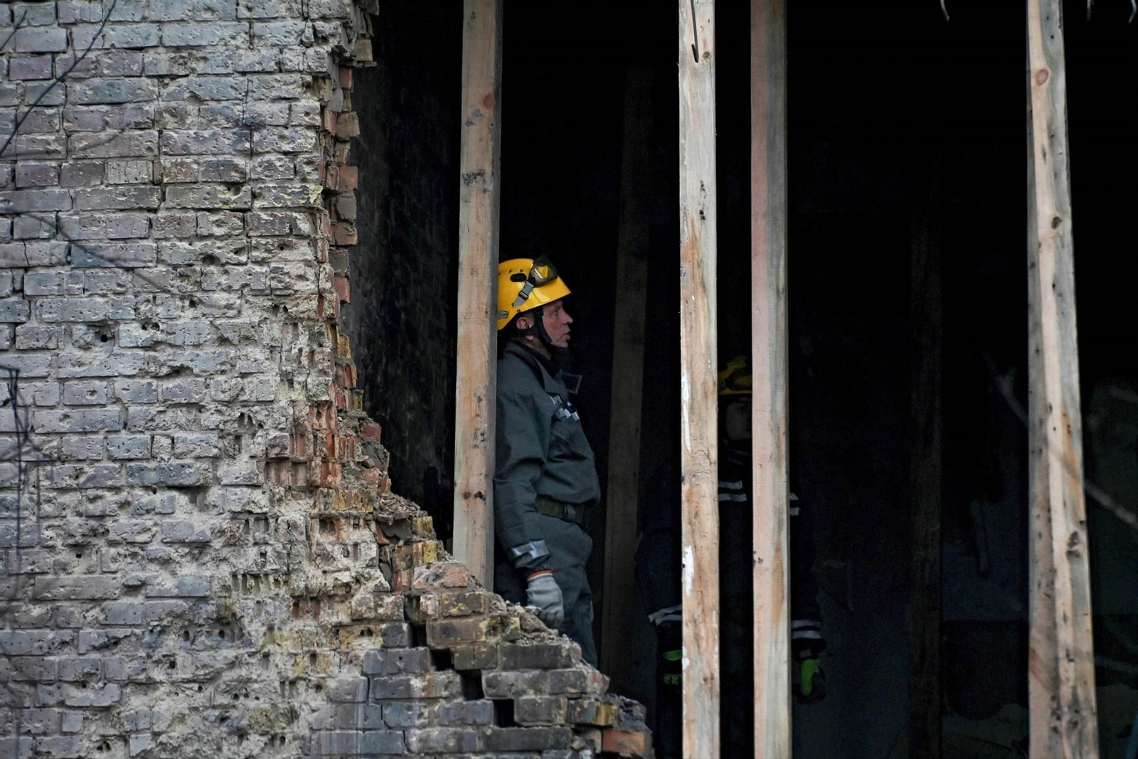 Servicios de emergencia trabajando en Kiev en un edificio dañado por las bombas rusas