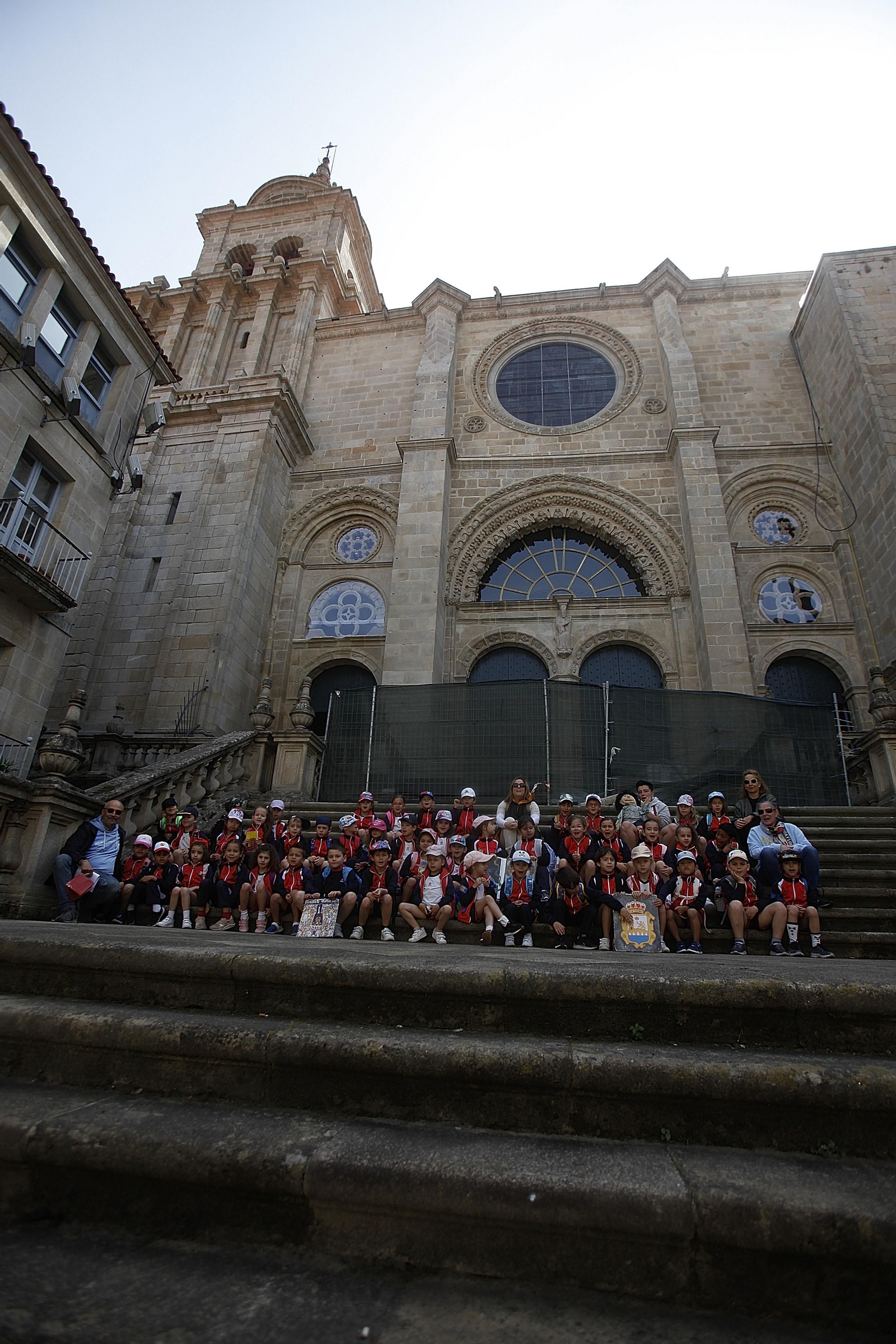 Arcada escultórica románica central de la fachada Oeste de la Catedral de San Martiño de Ourense.