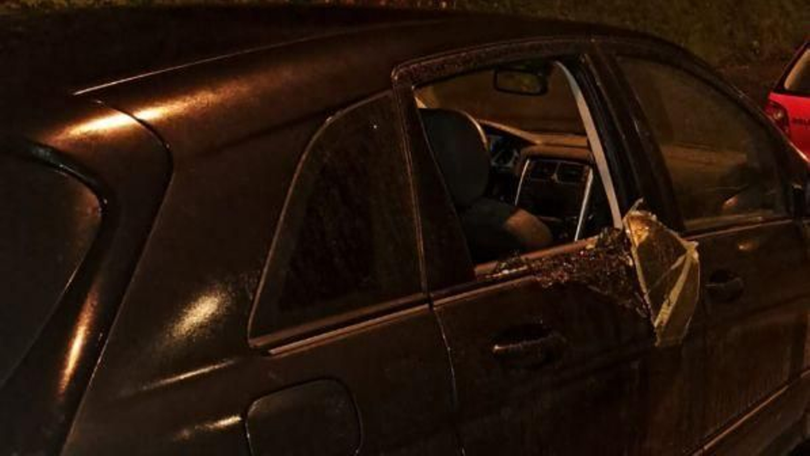 Uno de los turismos que amaneció con la luna rota.