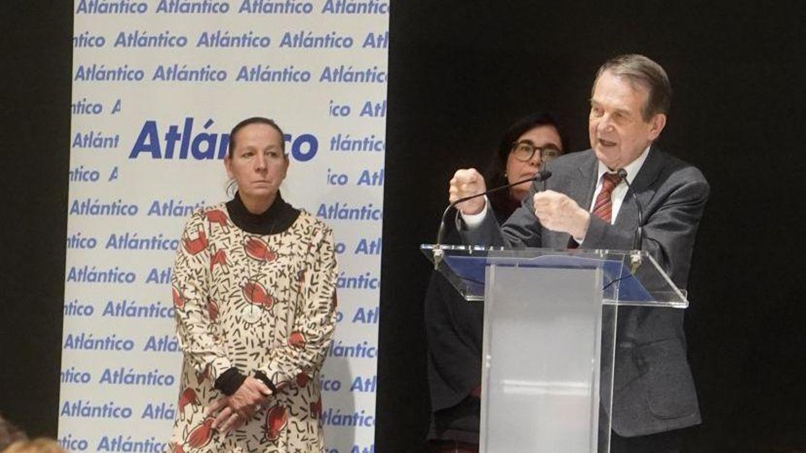 El alcalde saludó a los premiados, que lo recibieron efusivamente.