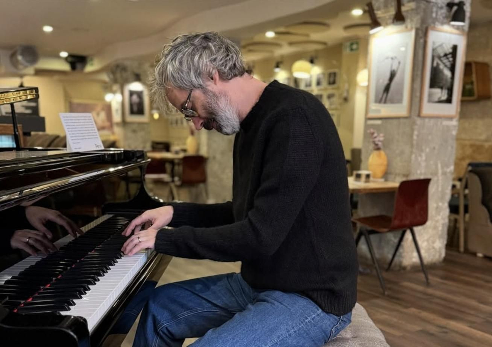 James Rhodes toca el piano del café Vitruvia, en Vigo, este fin de semana.