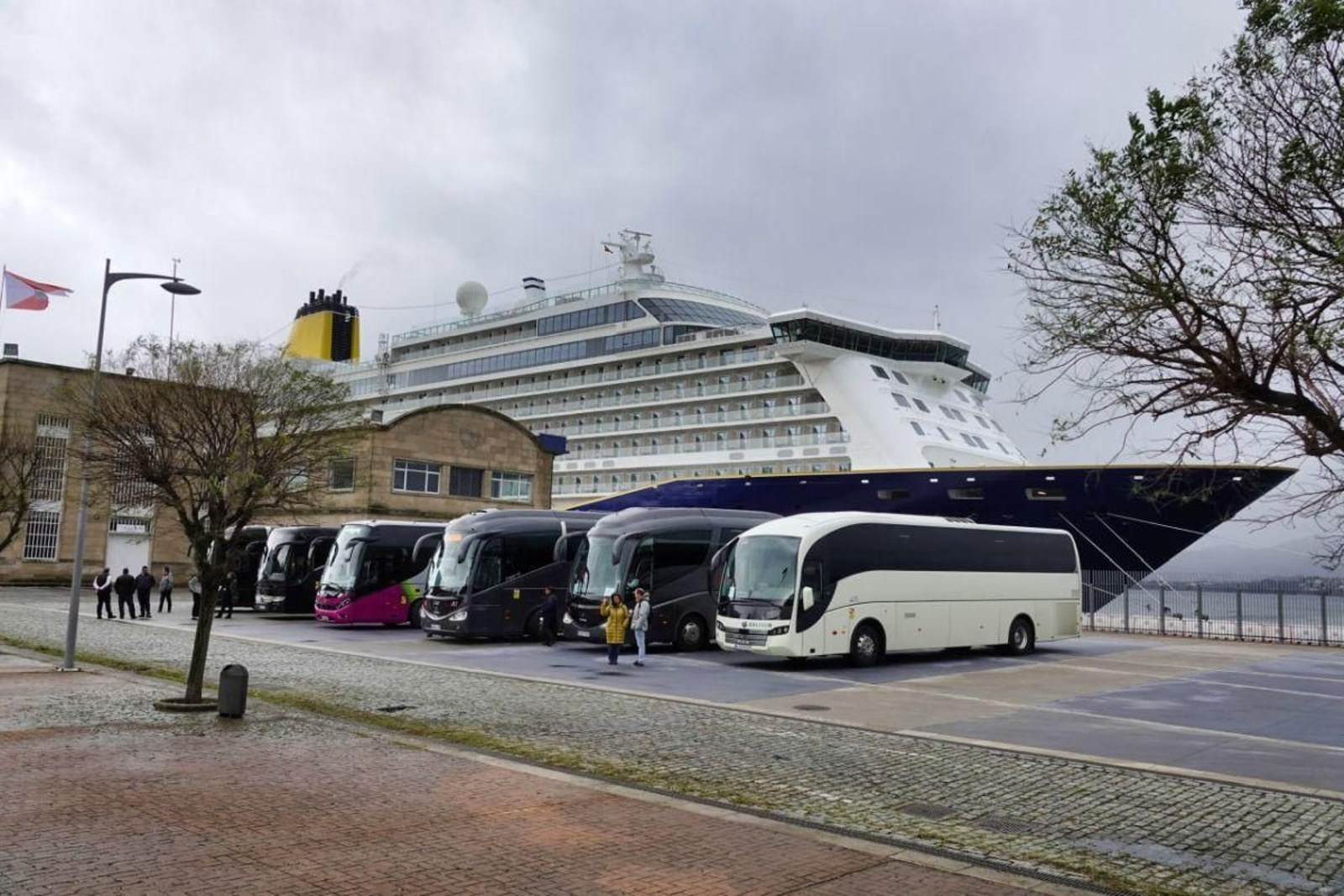 El “Spirit of Adventure”, ayer atracado en el muelle de Trasatlánticos, con media docena de buses para el pasaje.