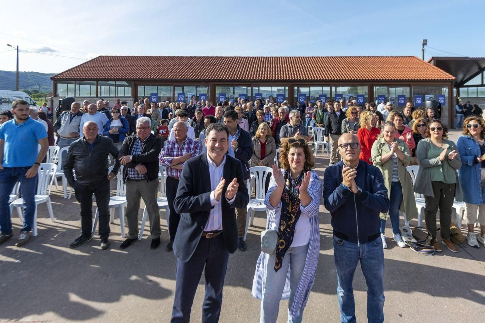 Román Rodríguez, Susana Vázquez y Manuel Baltar, en el mitin en Porqueira.
