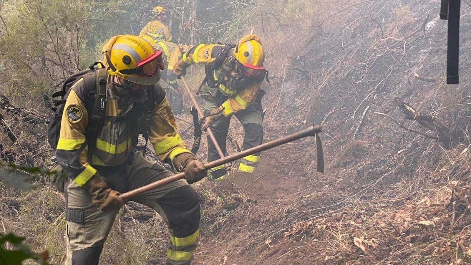 Los medios de extinción trabajan para controlar el incendio forestal de Quiroga, que ha afectado ya a 420 hectáreas.