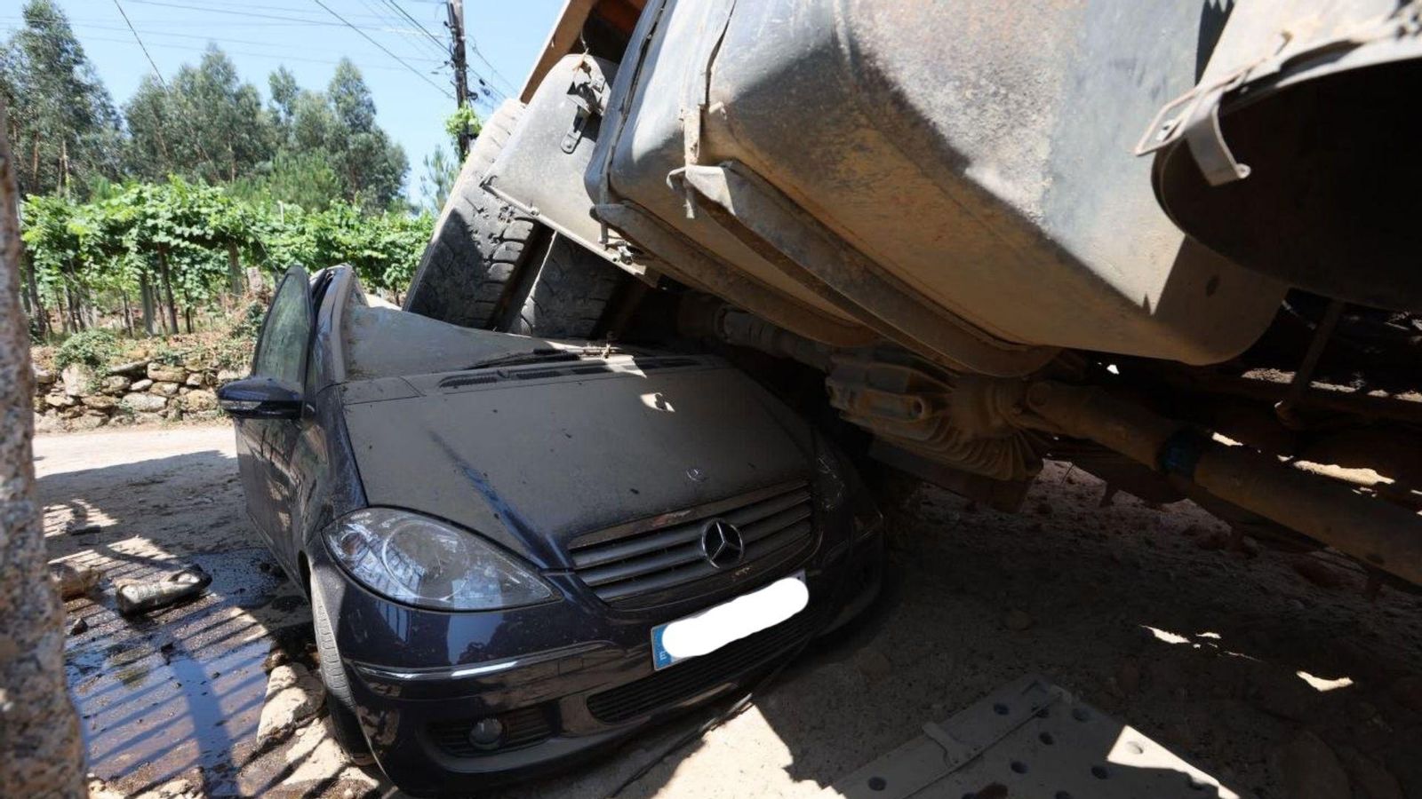 El camión encima del coche en la PO-400 en As Neves.