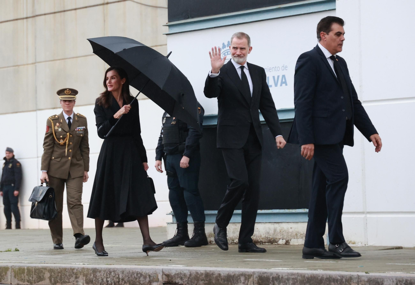 El Rey Felipe VI y la Reina Letizia a su llegada a la misa funeral en memoria de las 45 personas fallecidas en el accidente ferroviario de Adamuz (Córdoba)