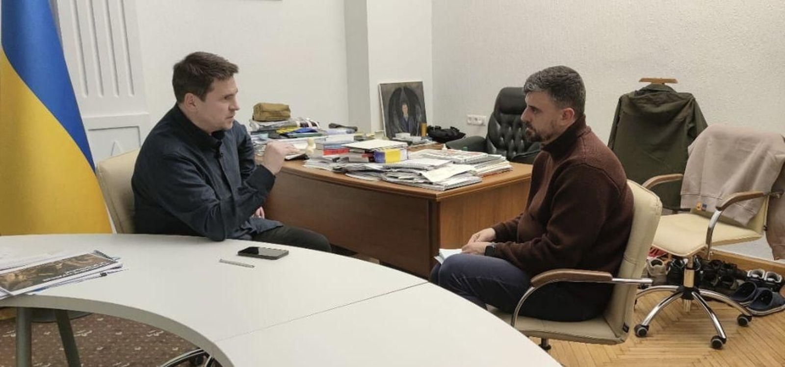 Podoliak responde as preguntas de Méndez no seu despacho.