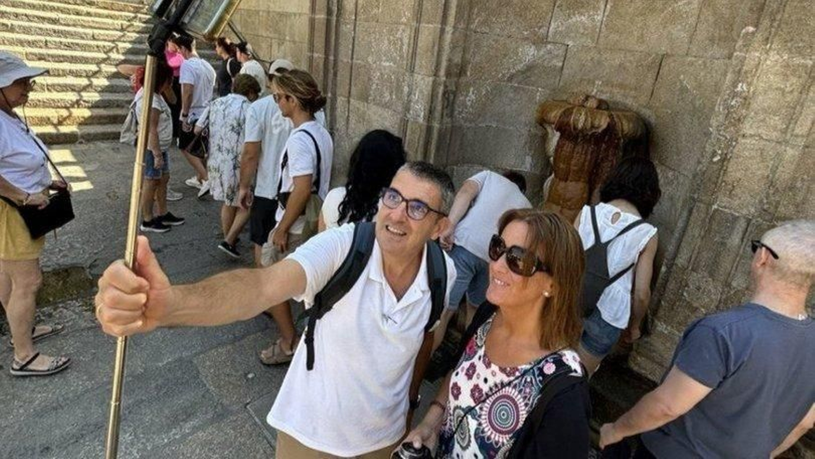 Un grupo de turistas se fotografía frente a la fuente de As Burgas (Foto: Marcos Atrio).