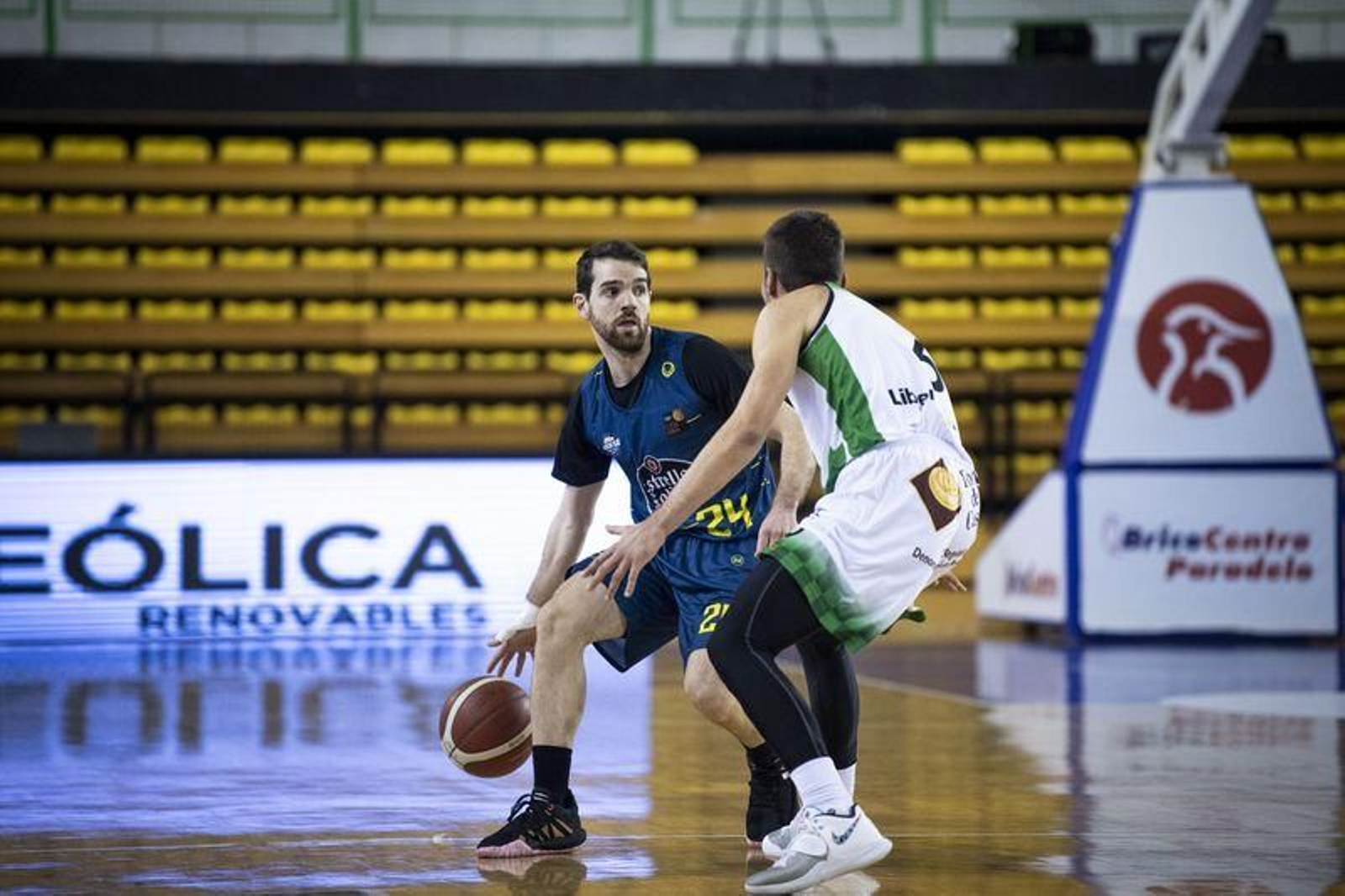 Partido en el Pazo entre el COB y el Cáceres // FOTO: ÓSCAR PINAL