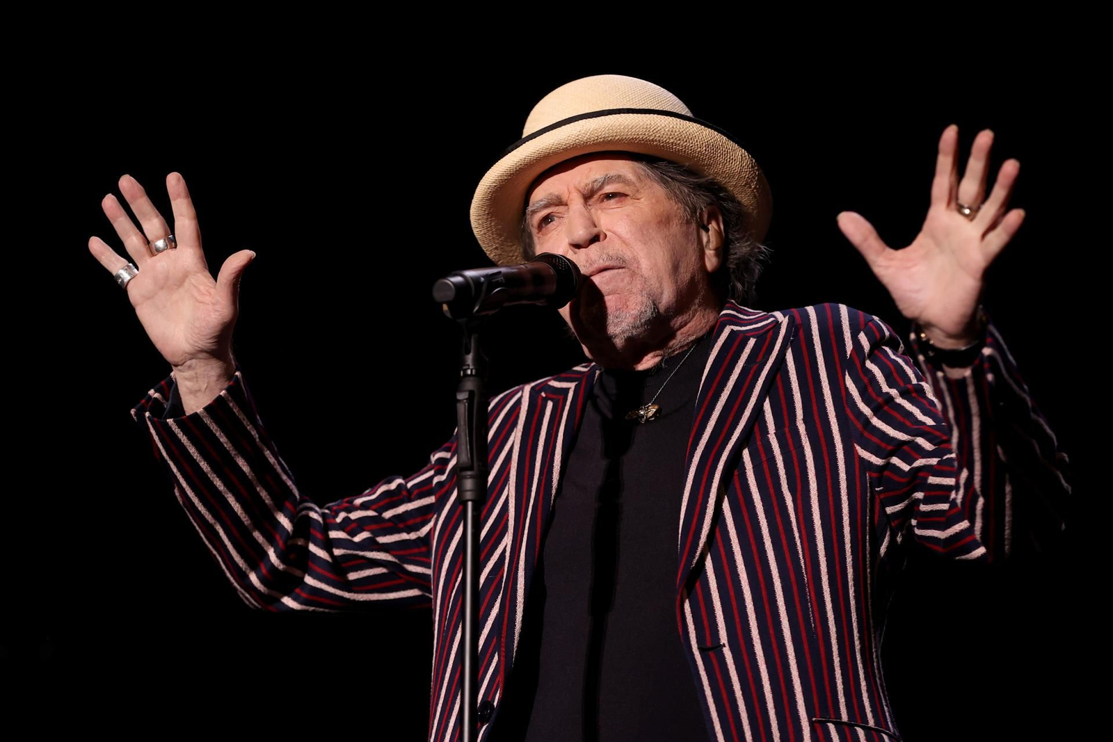 El cantante Joaquín Sabina durante un concierto. // EFE