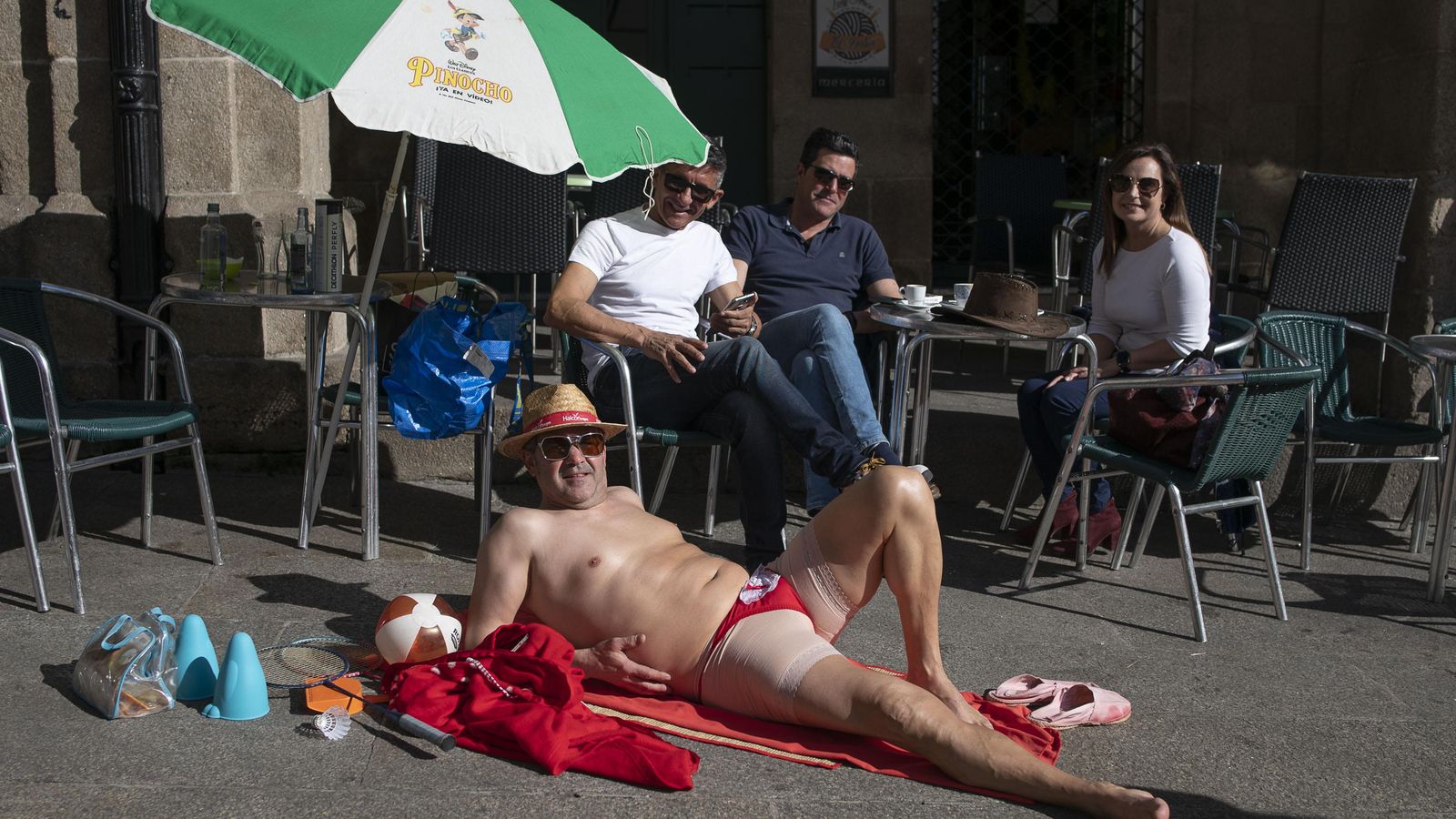 Un home de Xinzo tomando ó sol na praza Maior de Ourense. Foto: Xesús Fariñas
