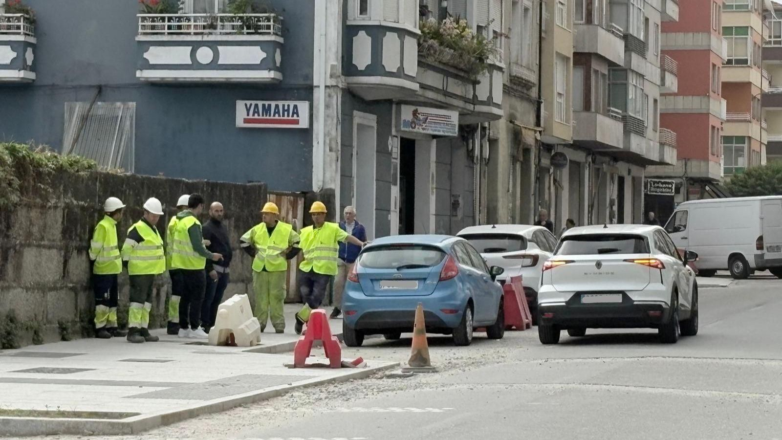 Operarios trabajando en la Avenida de Portugal en Ourense.