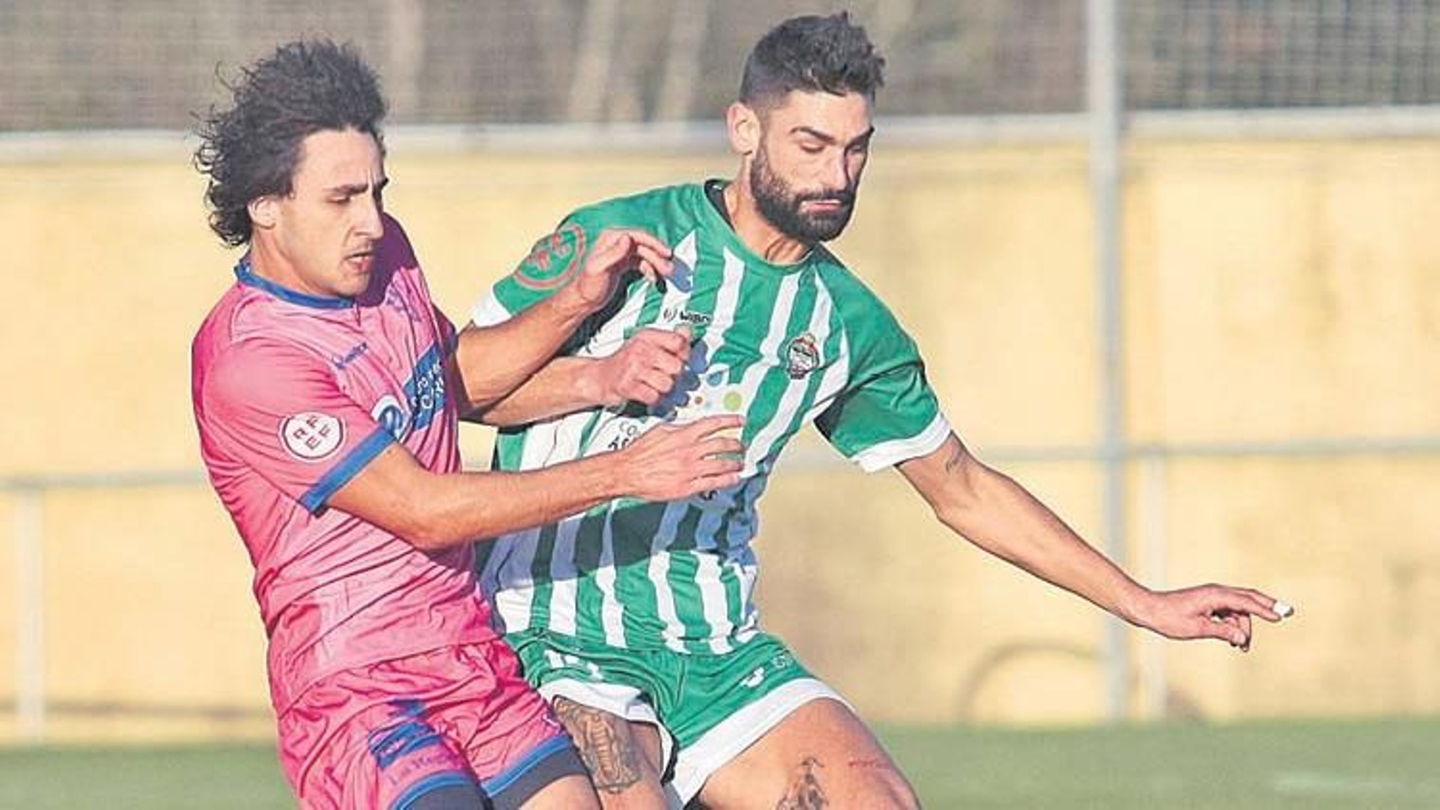 Iker Hurtado presiona a un rival del Somozas (JORGE MEIS/DIARIO DE FERROL).