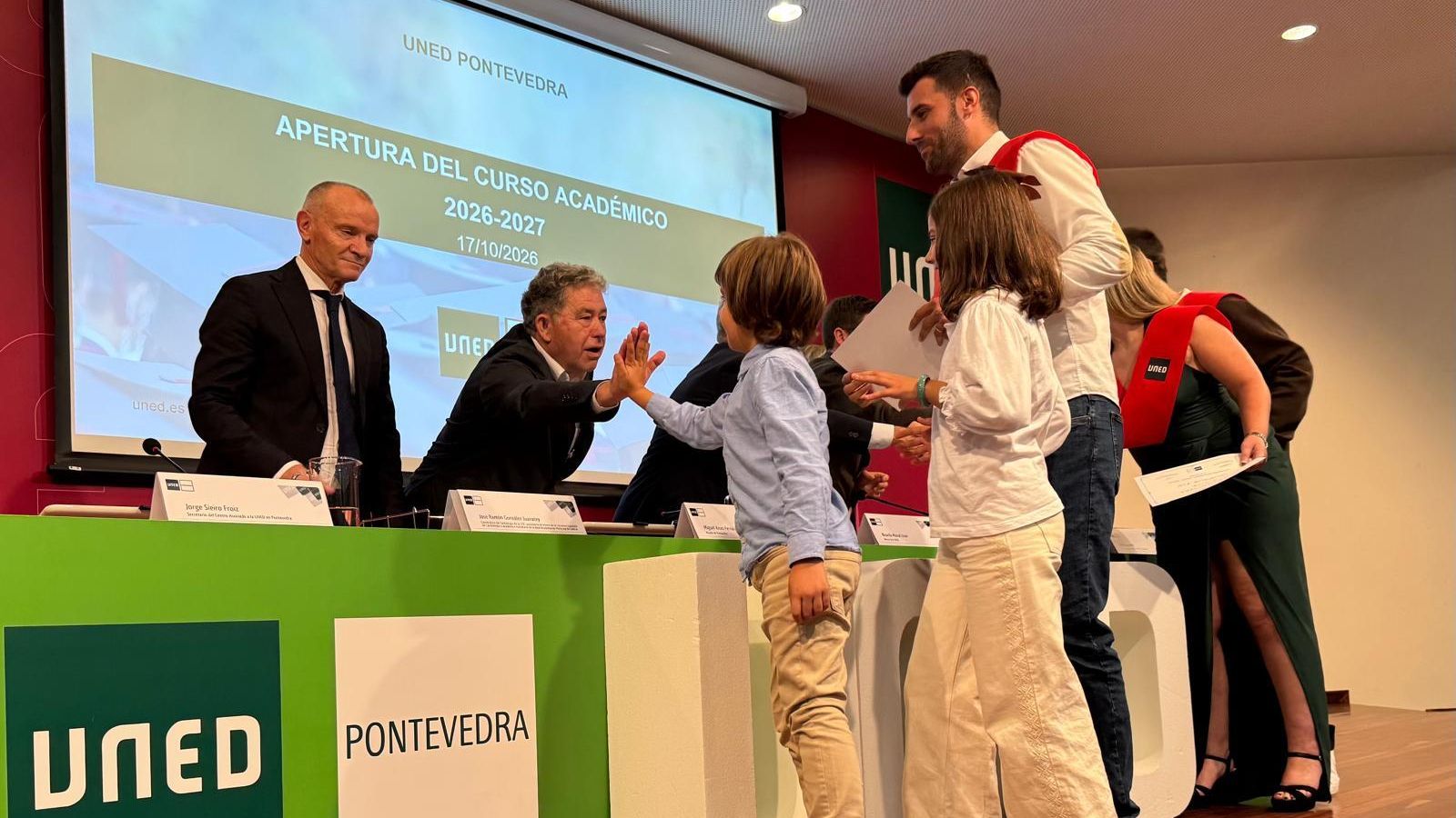 Los recién graduados recogieron sus diplomas.
