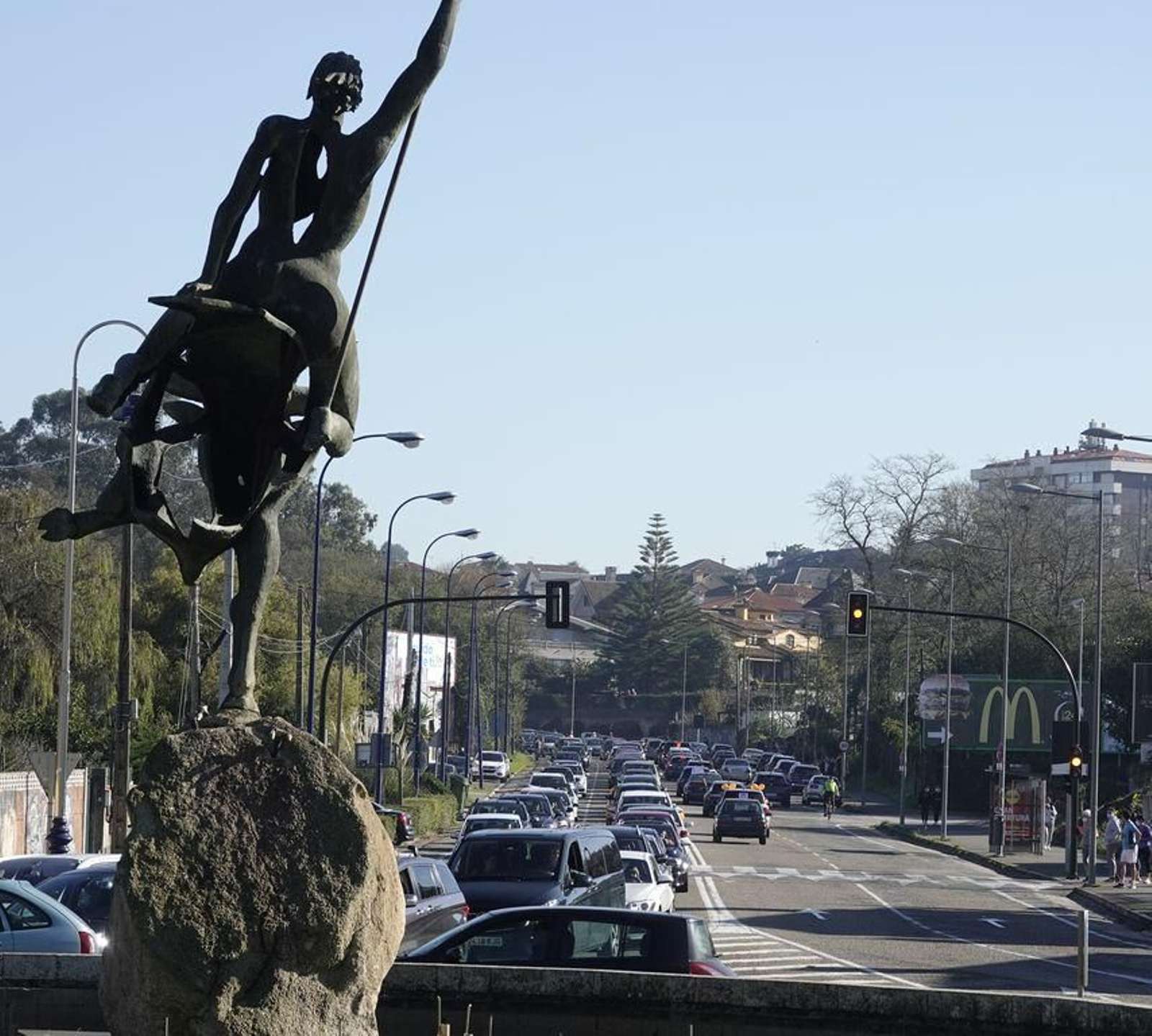 Centenares de coches recorren Vigo en protesta contra la reforma educativa3