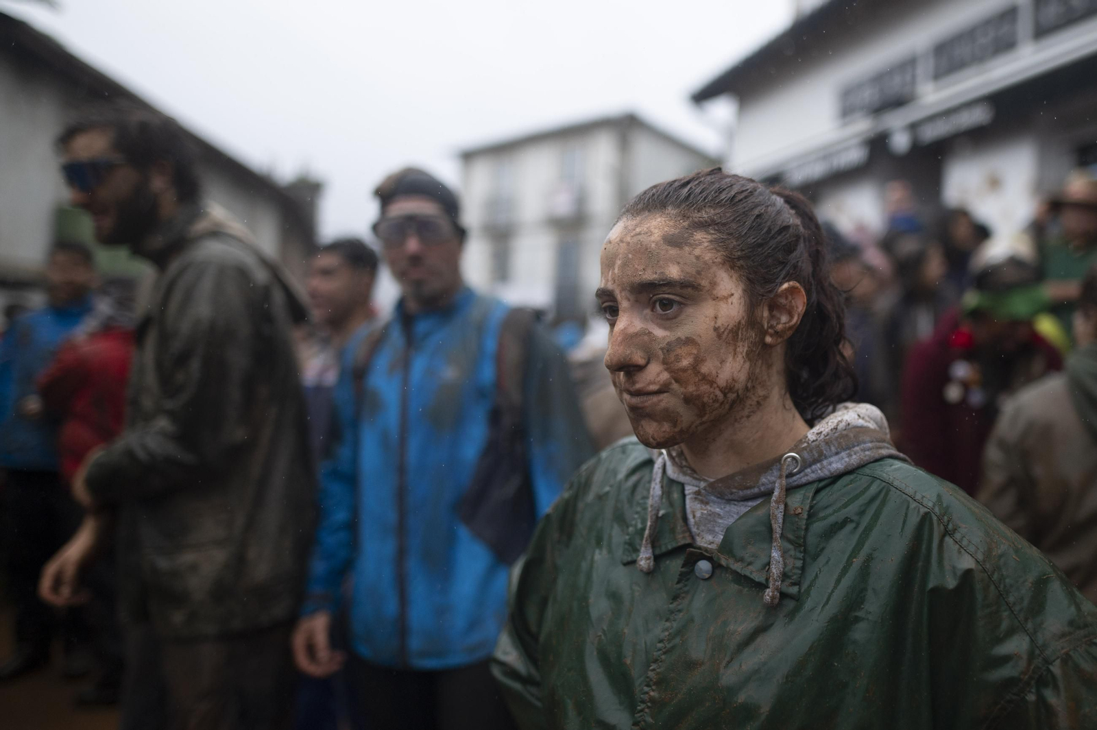 Galería | La farrapada conquista Laza antes de la salida de los Peliqueiros