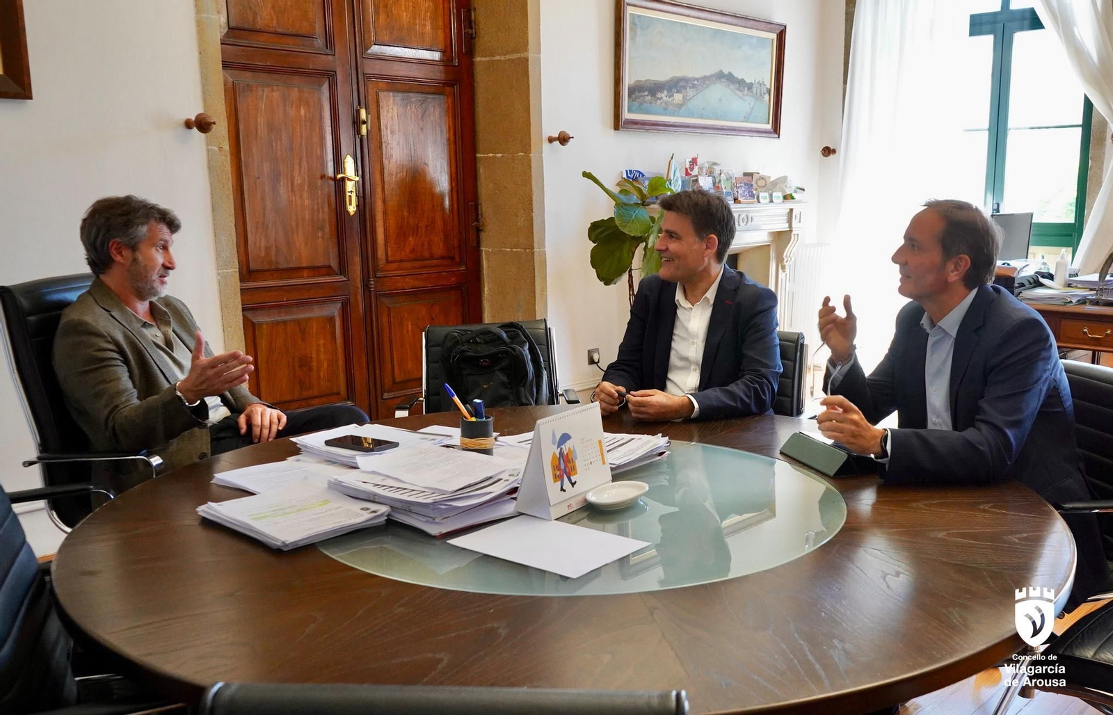 Reunión de Alberto Varela con los responsables de Renfe, ayer, en el Consistorio de Vilagarcía.