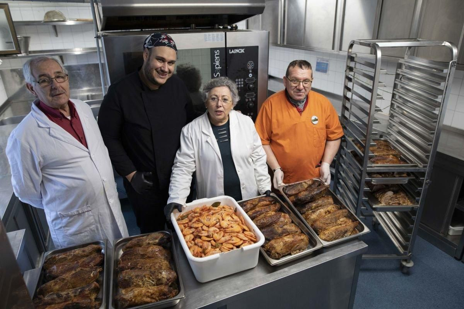 Gumersindo Llamas, Marcos Riobueno, Emma Limia y Toño Álvarez posan con parte del menú de Nochebuena