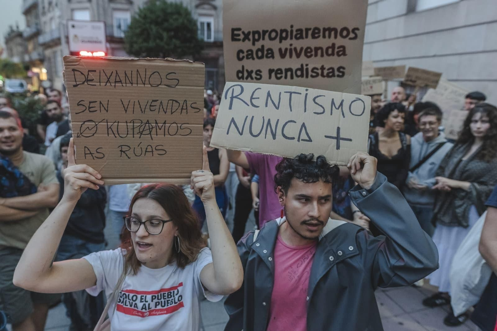 Ciudadanos participan en la protesta convocada para reclamar un acceso más asequible a la vivienda.