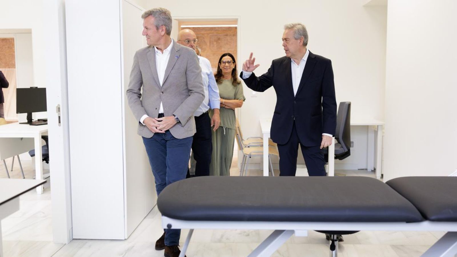 Alfonso Rueda, durante su visita a las obras del centro de salud de Conxo, en Santiago de Compostela.