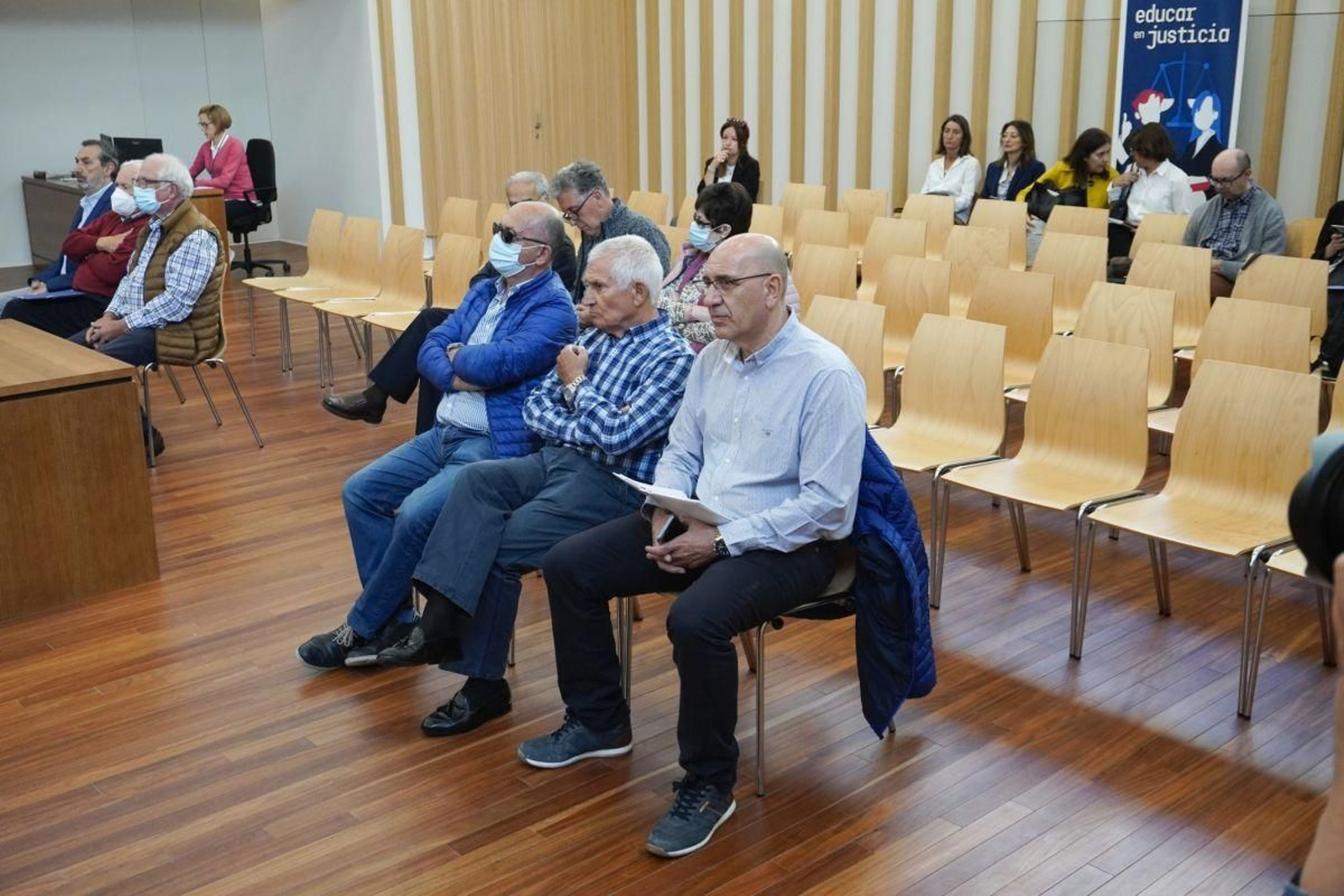 Los dos exalcaldes, junto al resto de acusados, ayer en la sección quinta de la Audiencia en Vigo.