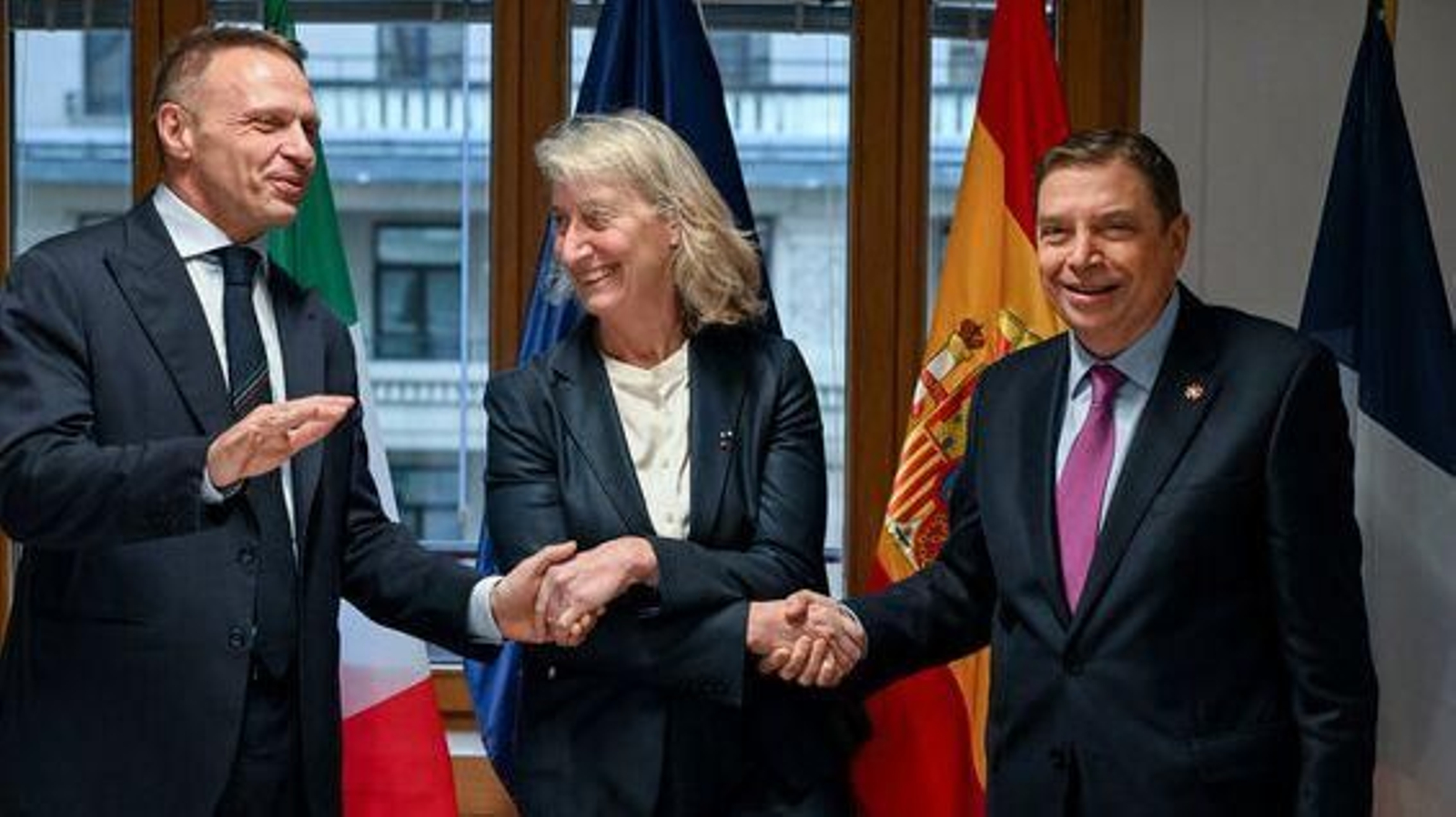 El ministro de Agricultura y Pesca, Luis Planas, junto a sus homólogos de Italia, Francesco Lollobrigida, y Francia, Catherine Chabaud, en Bruselas. HANDOUT por FREDERIC SIERAKOWSKI/EUROPEAN COUNCIL