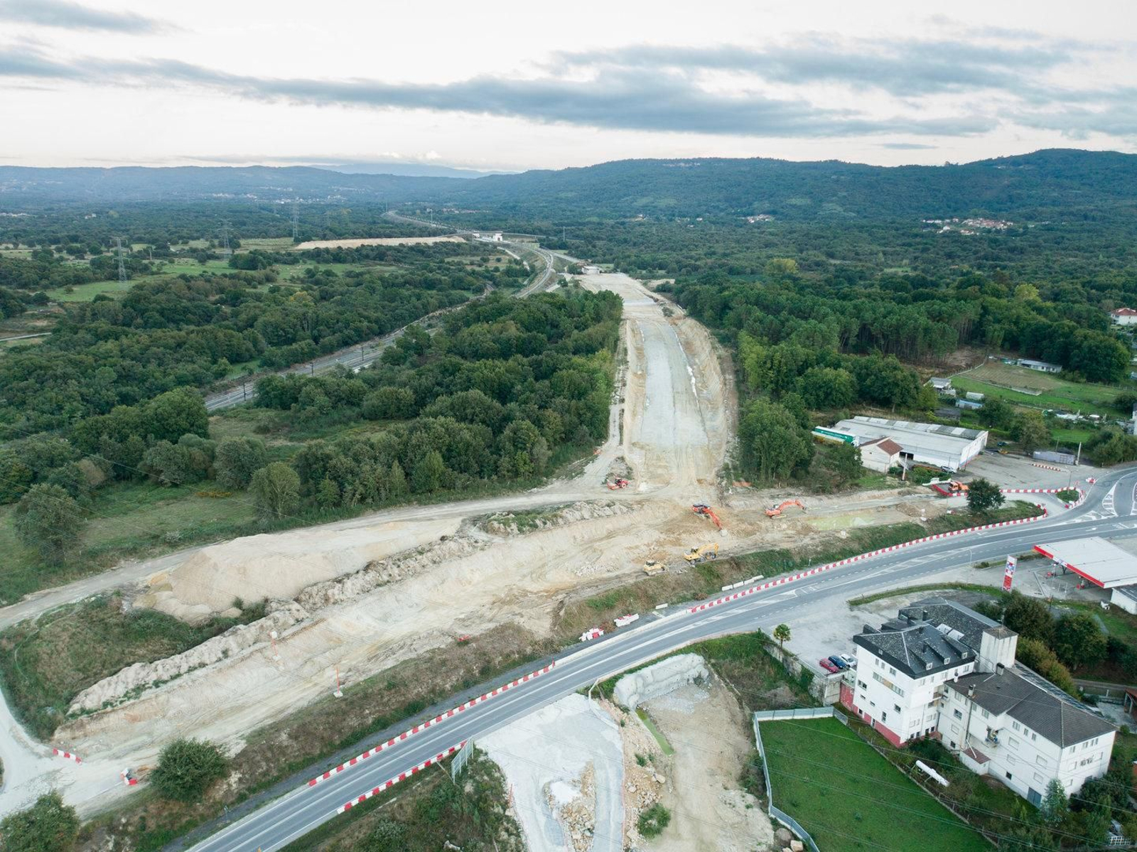 La variante cruza sobre la OU-320, que ahora está cortada, y la N-525 a la altura de la gasolinera de Taboadela y el Hotel Conde, mediante un viaducto, que también cruzará el río Mesón de Calvos, cuya construcción comenzó por lado oeste, cerca de Santa Leocadia.
