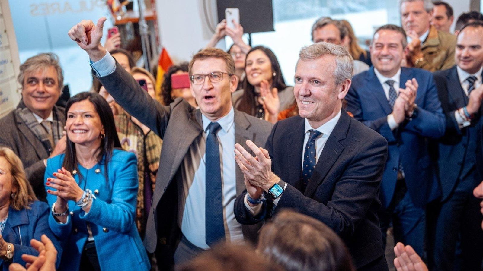 El presidente del PP, Alberto Núñez Feijóo (2i), y el presidente de la Xunta, Alfonso Rueda (1d), aplauden a su llegada a una reunión del Comité Ejecutivo Nacional, en la sede del Partido Popular,.