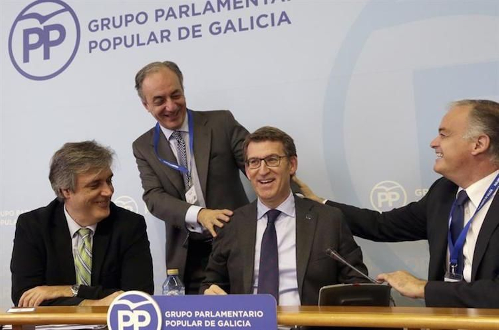 Feijóo rodeado de diputados del PP, como Puy y González Pons, en un acto en el Parlamento de Galicia.