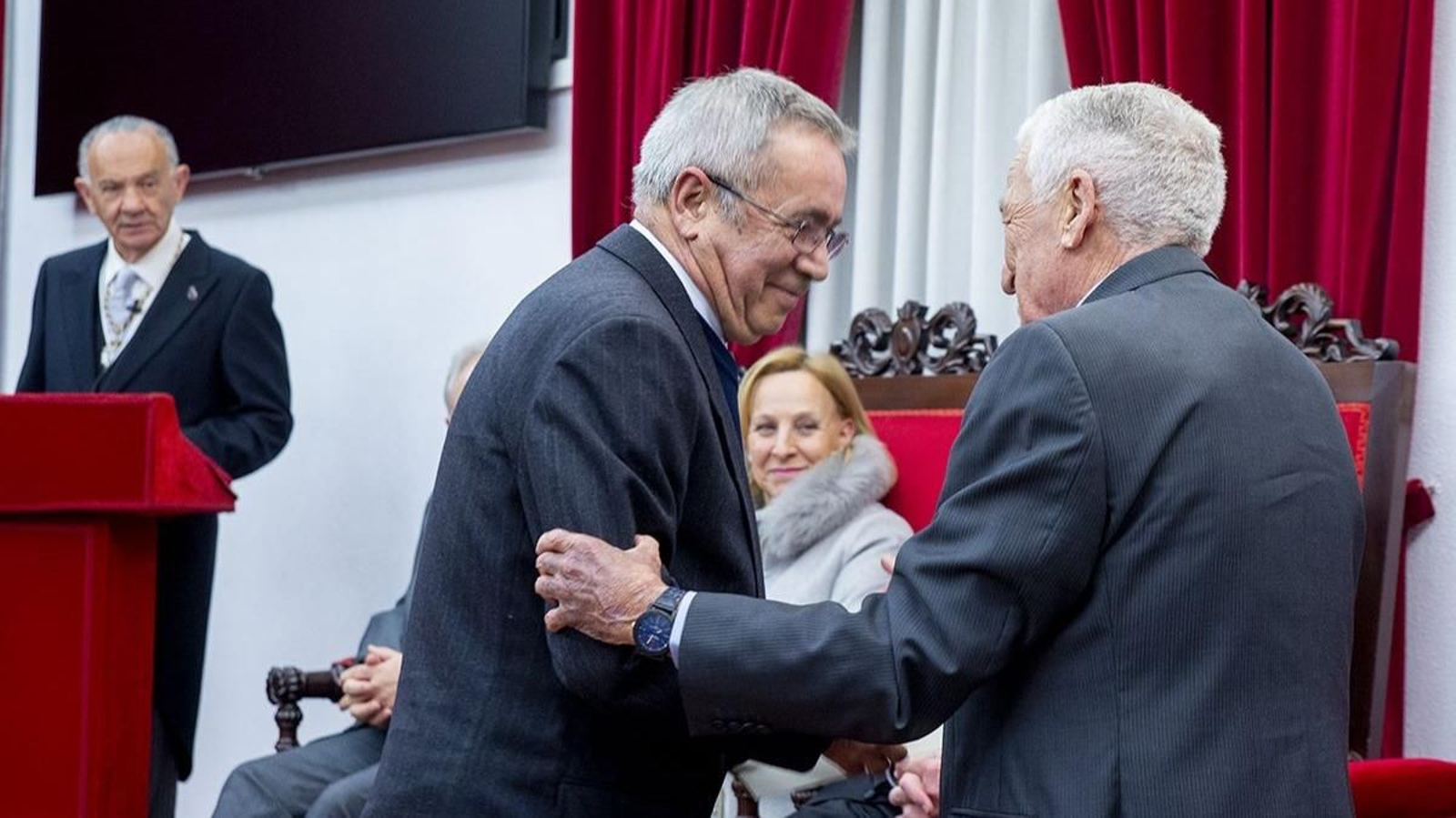 José Manuel Lage recibe las felicitaciones de Miguel Carrero, de Previsión Sanitaria Nacional.