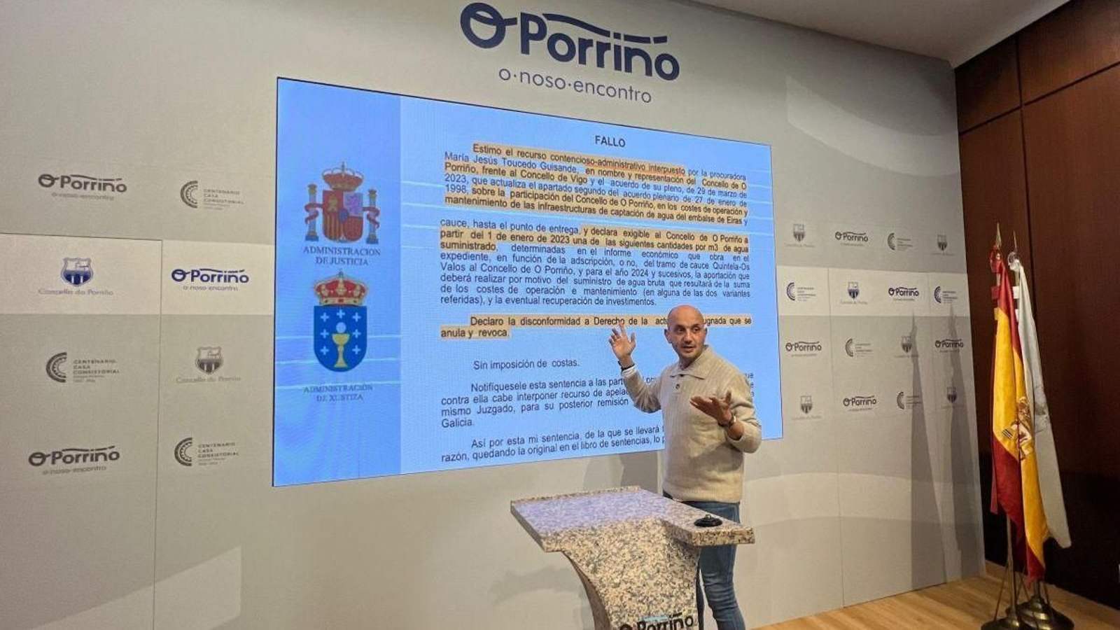 El alcalde, explicando las sentencias favorables al Concello do Porriño.