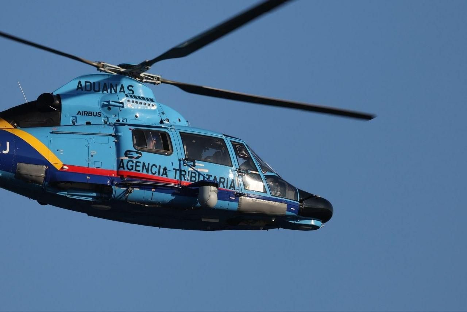 El helicóptero de Aduanas vigilando la zona.
