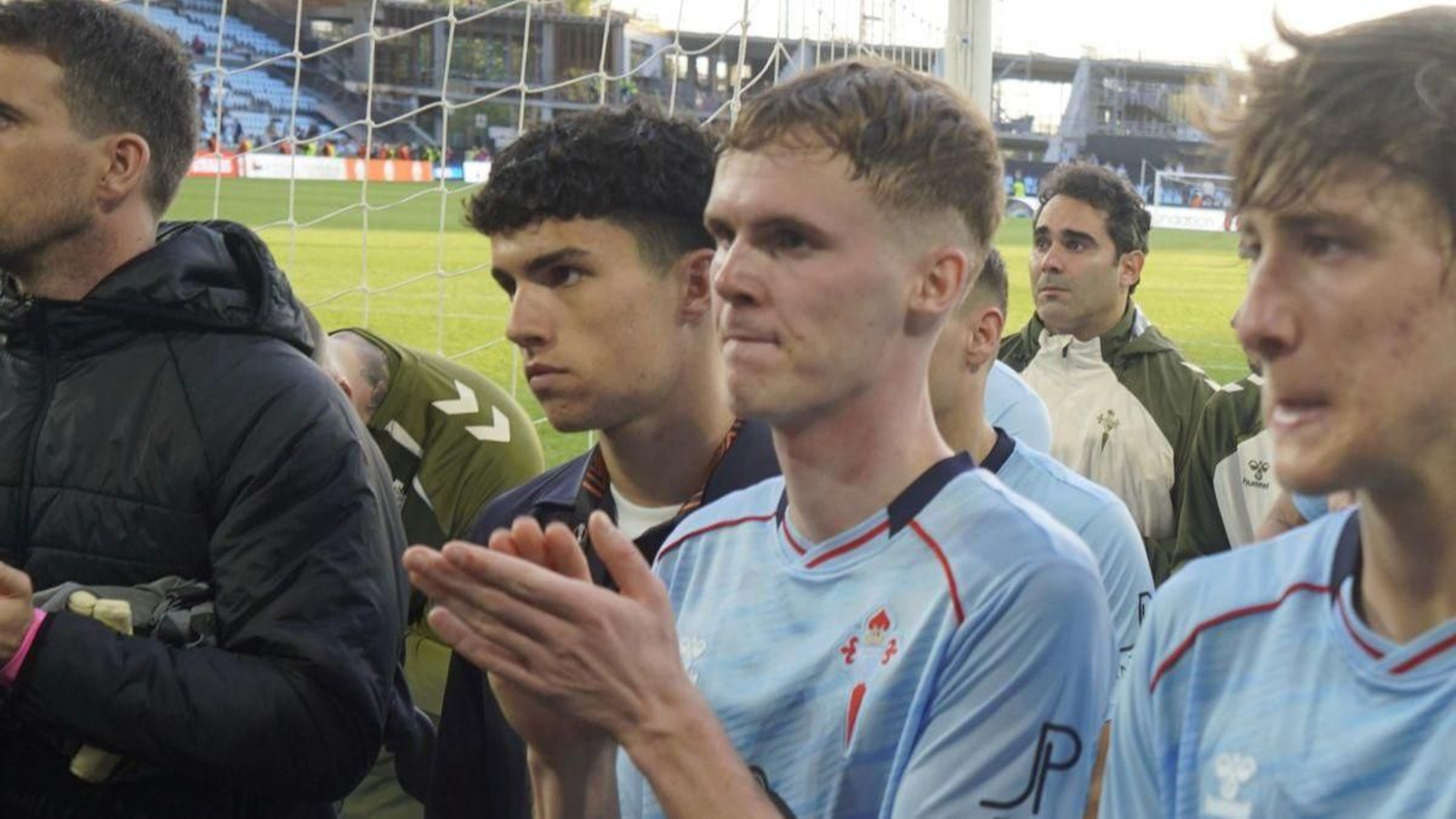 El jugador sueco agradece a la afición junto a sus compañeros.