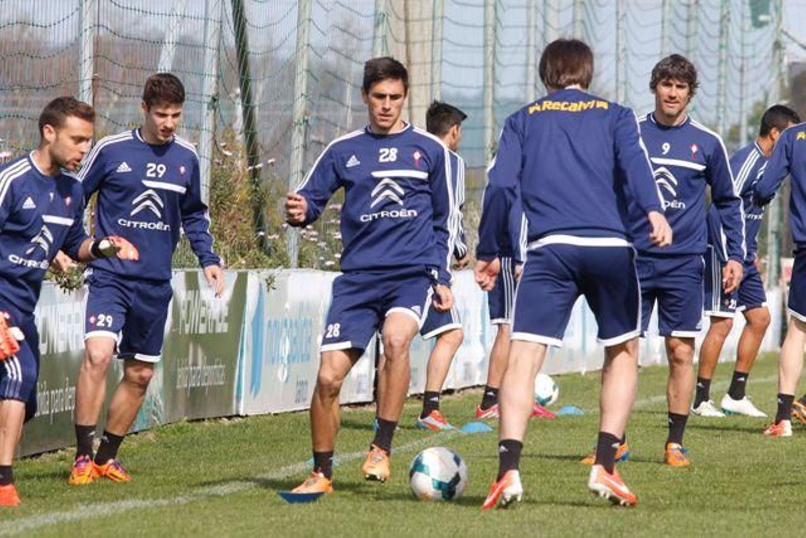 Sergio, Santi Mina, David Costas, Aurtenetxe y Mario Bermejo, haciendo un rondo ayer en A Madroa.