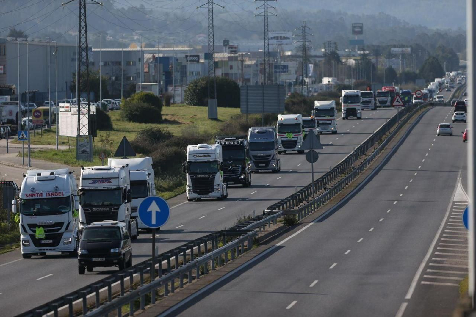Caravana de camiones de Tui a Vigo. // Alberte