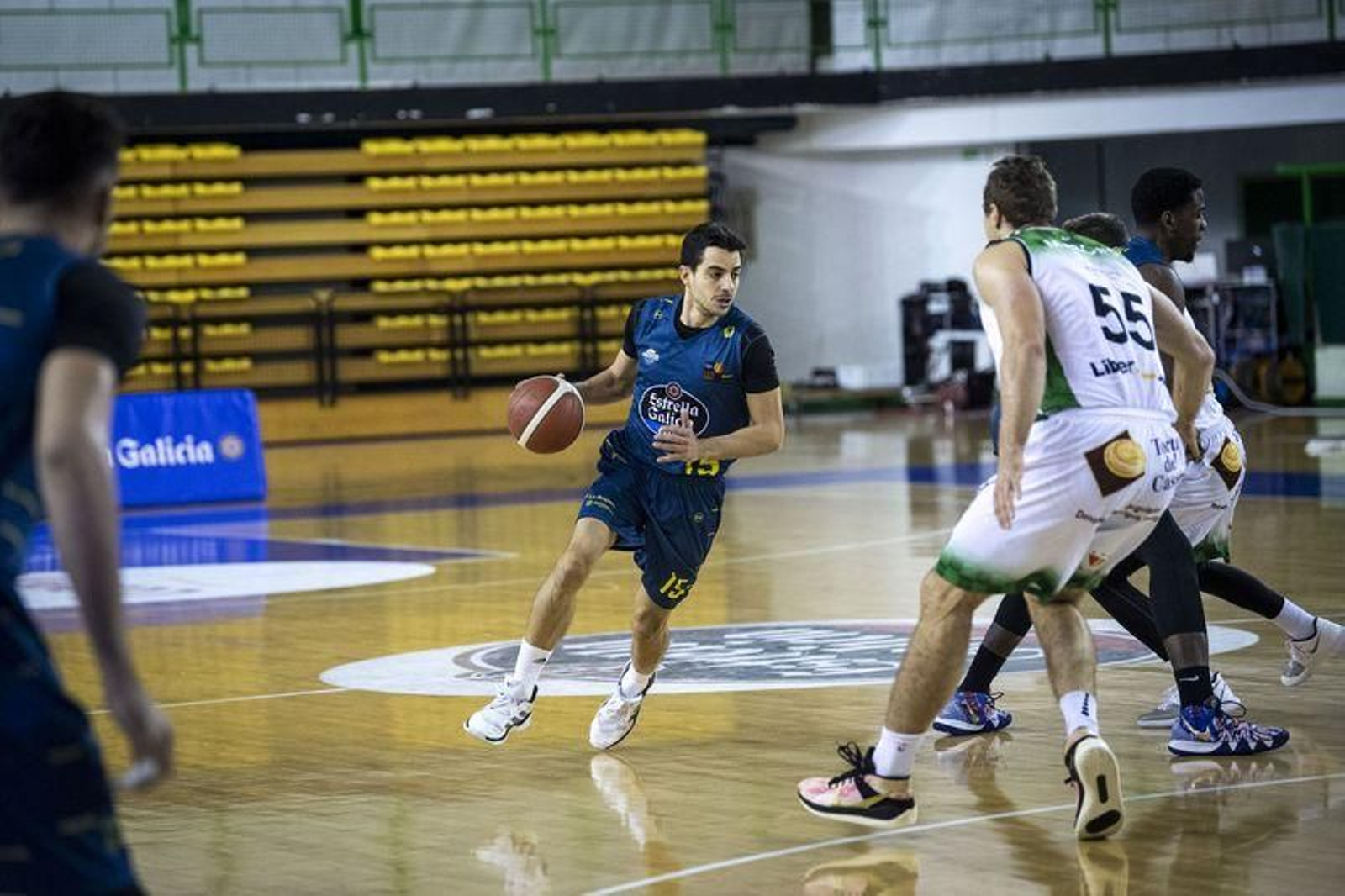 Partido en el Pazo entre el COB y el Cáceres // FOTO: ÓSCAR PINAL