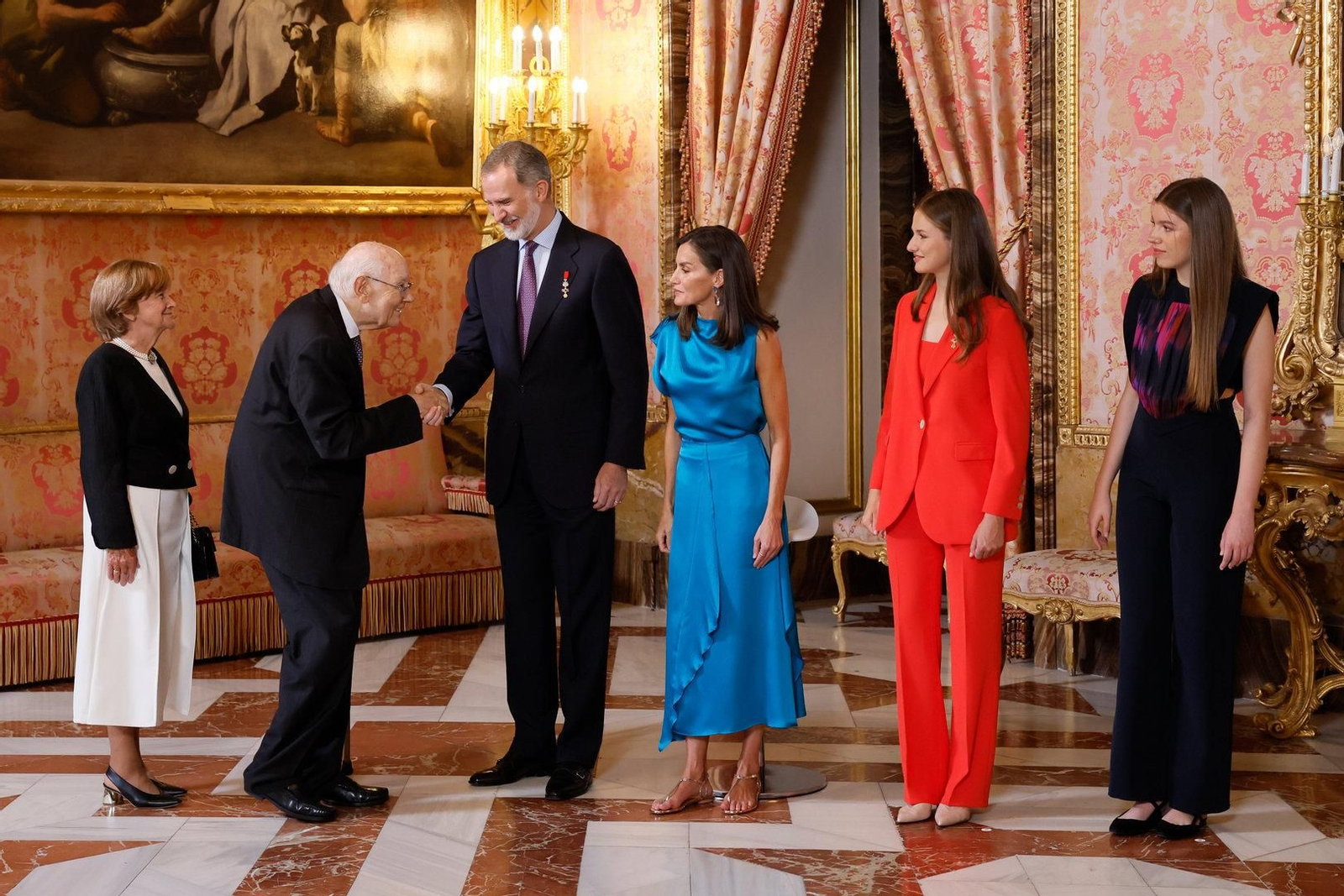 Los Reyes, Felipe VI (2i) y Letizia (c), acompañados de sus Altezas Reales la Princesa de Asturias (2d) y la Infanta Doña Sofía (d), saludan al expresidente del Consejo de Estado José Manuel Romay Beccaría (i).