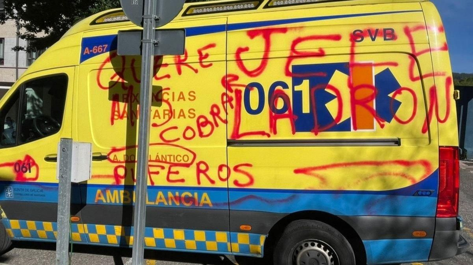Vehículos de la concesionaria sufrieron pintadas.