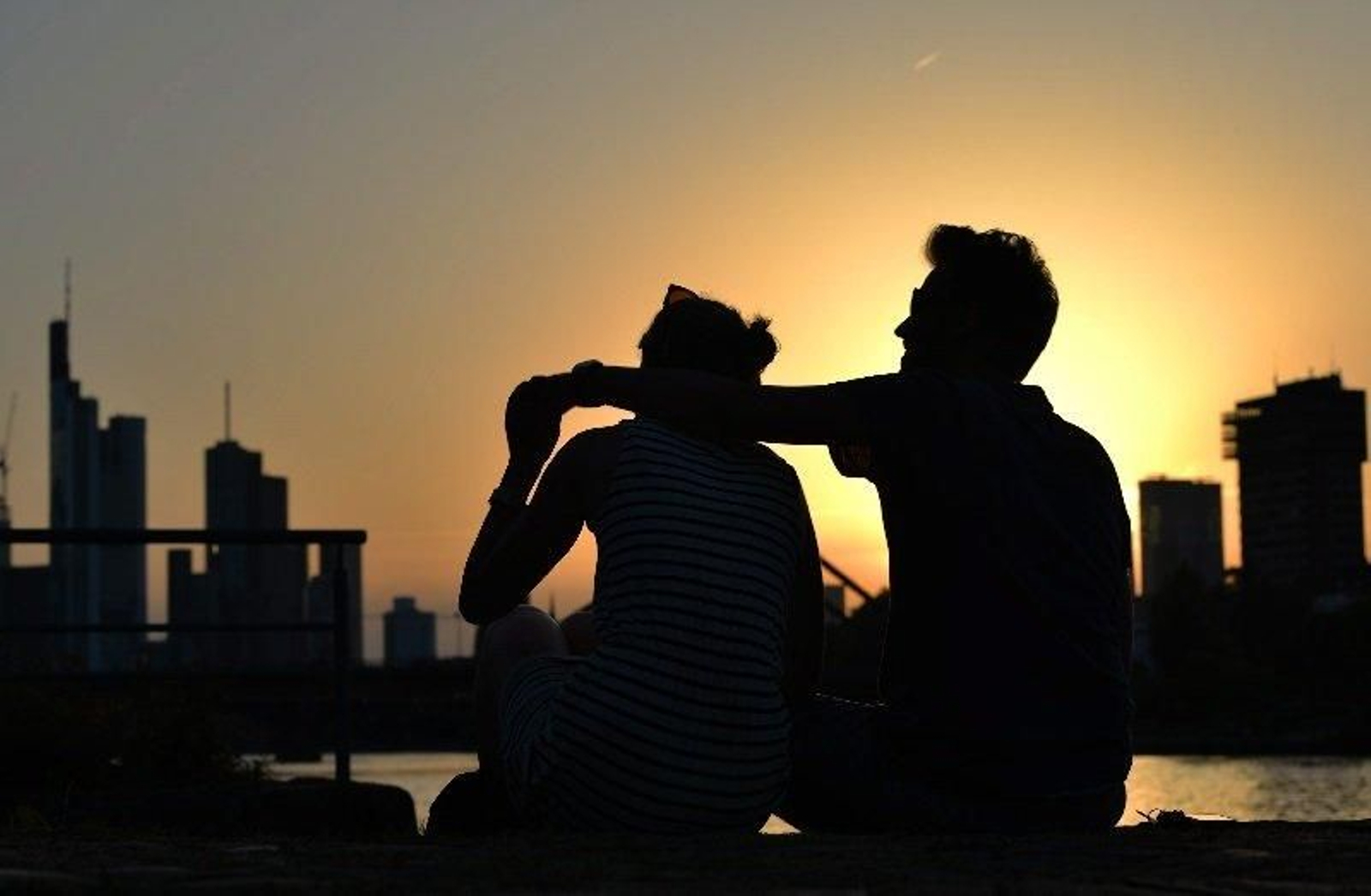Una pareja en un atardecer. (EFE)