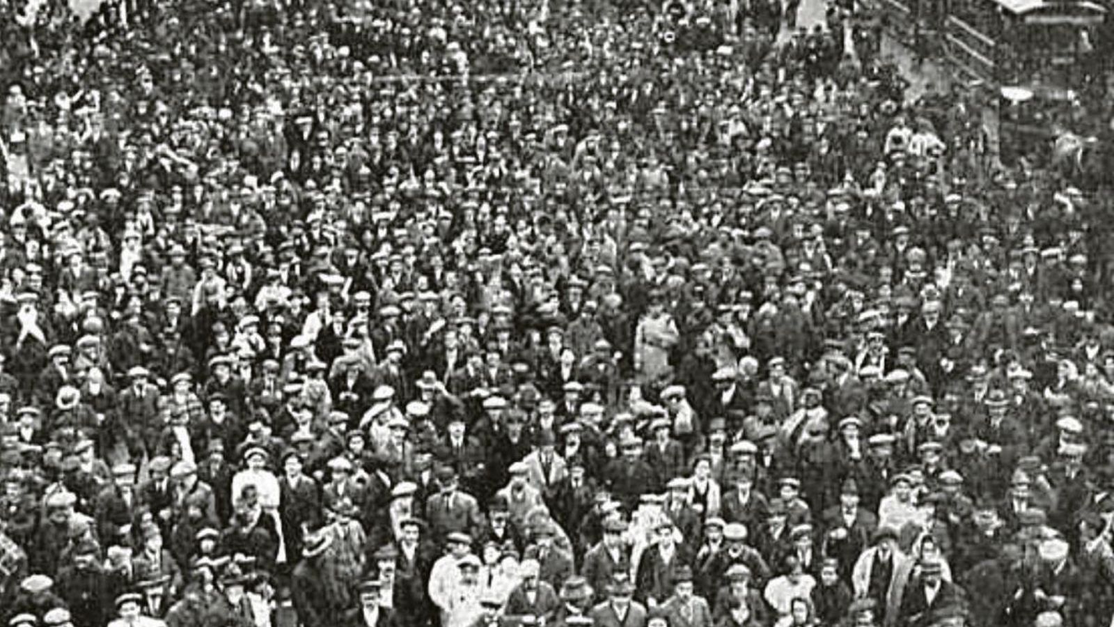 Ante el periódico La Correspondencia de España, esperando que pusiese el Gordo.