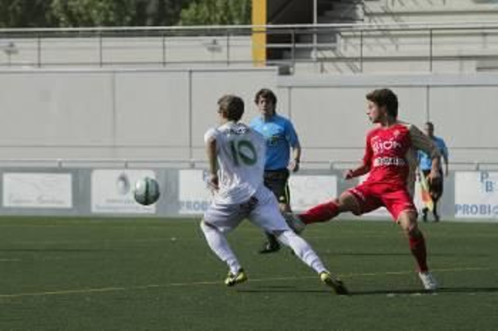 El jugador del Pabellón Guillermo disputa la pelota con un rival del Sporting. (Foto: MIGUEL ÁNGEL)